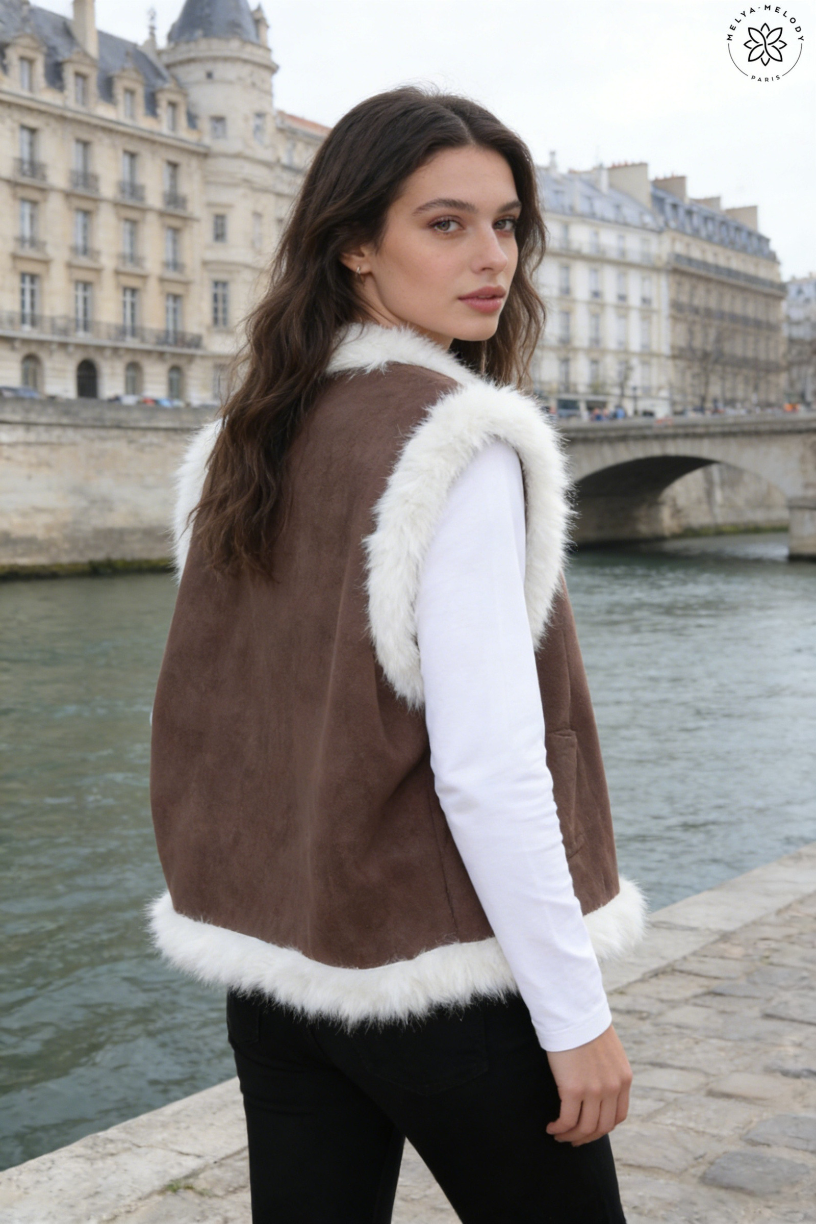 Gilet in Camoscio Senza Maniche con Ricamo - Image 8
