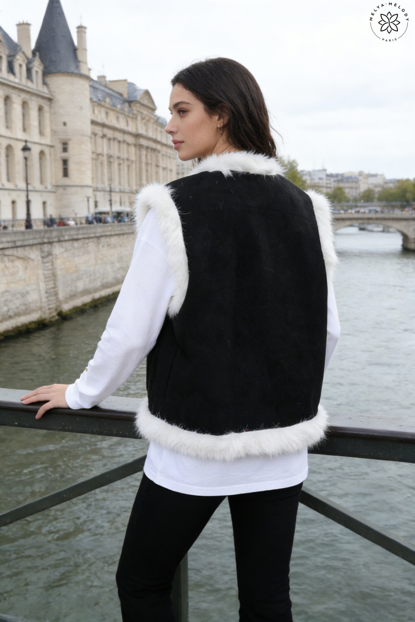 Gilet in Camoscio Senza Maniche con Ricamo - Image 6