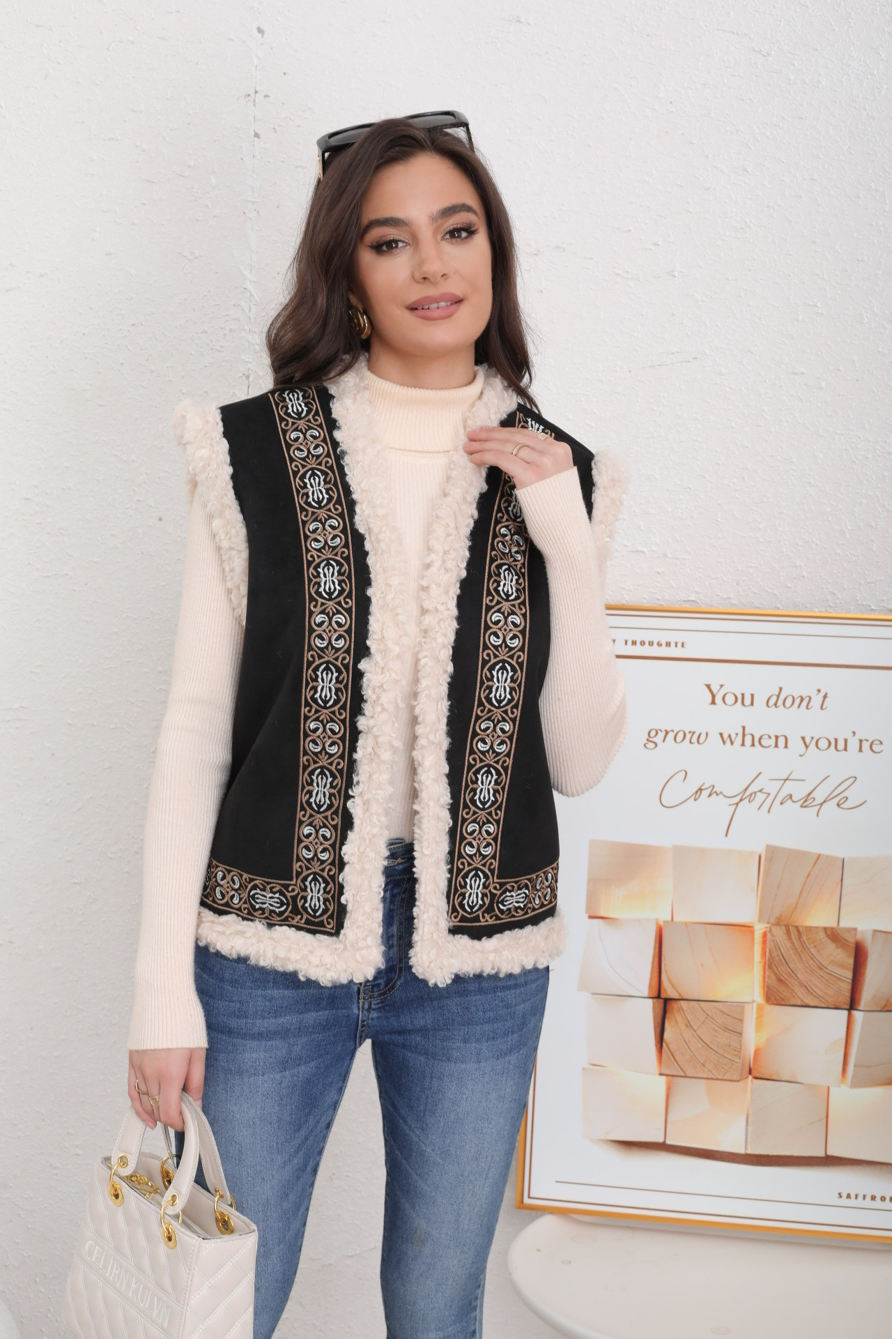 Gilet in Pile Ricamato - Image 7