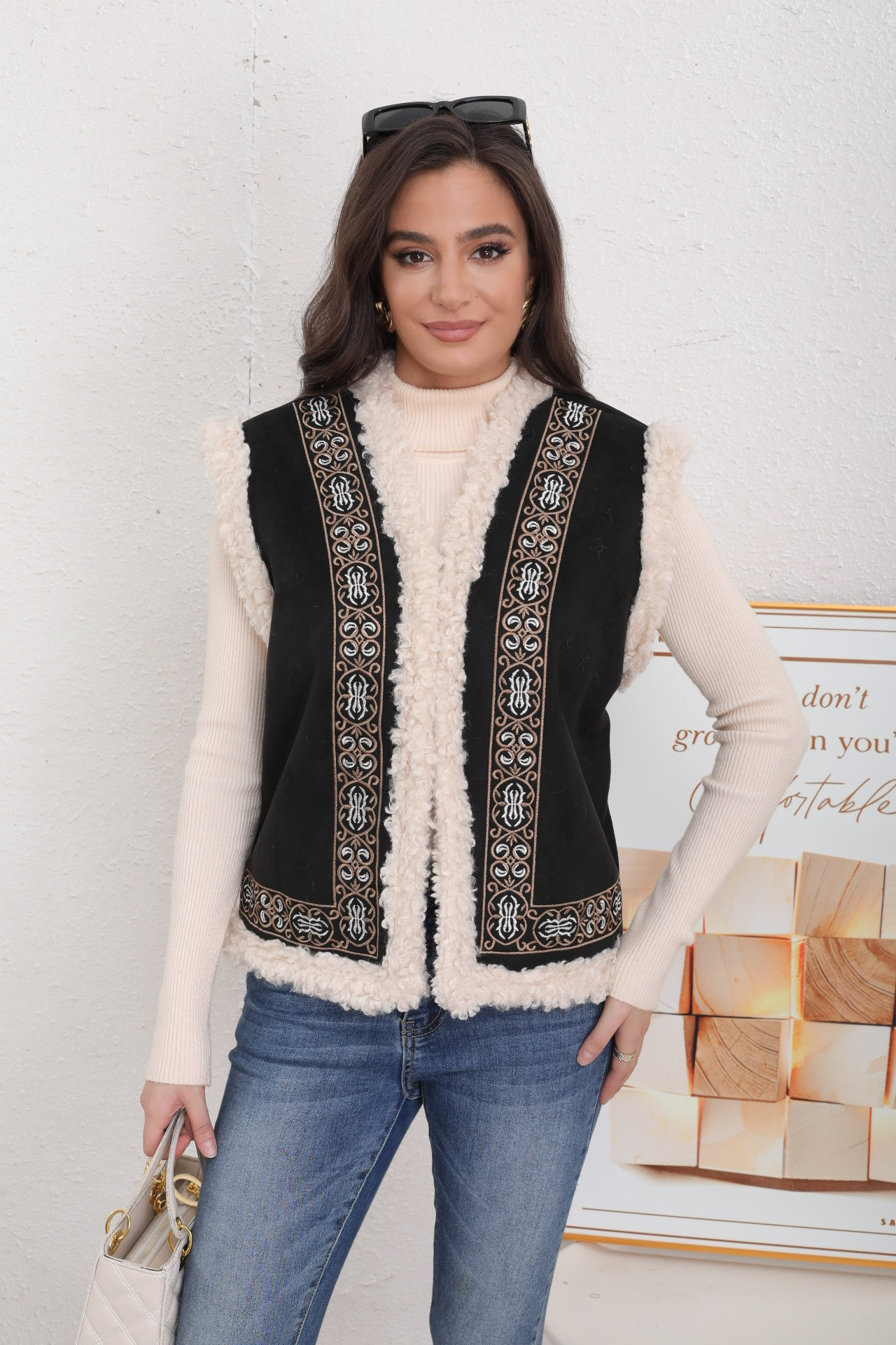 Gilet in Pile Ricamato - Image 11