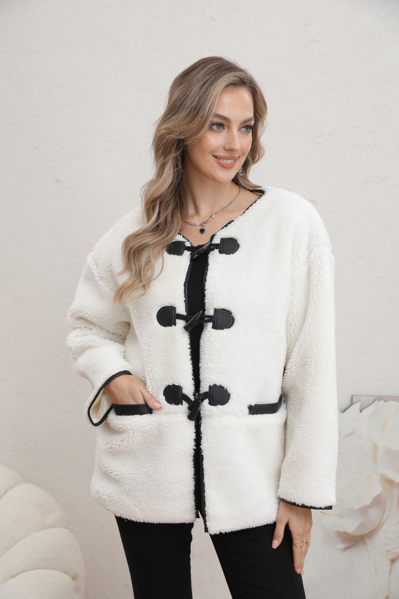 Short faux fur coat - Image 4