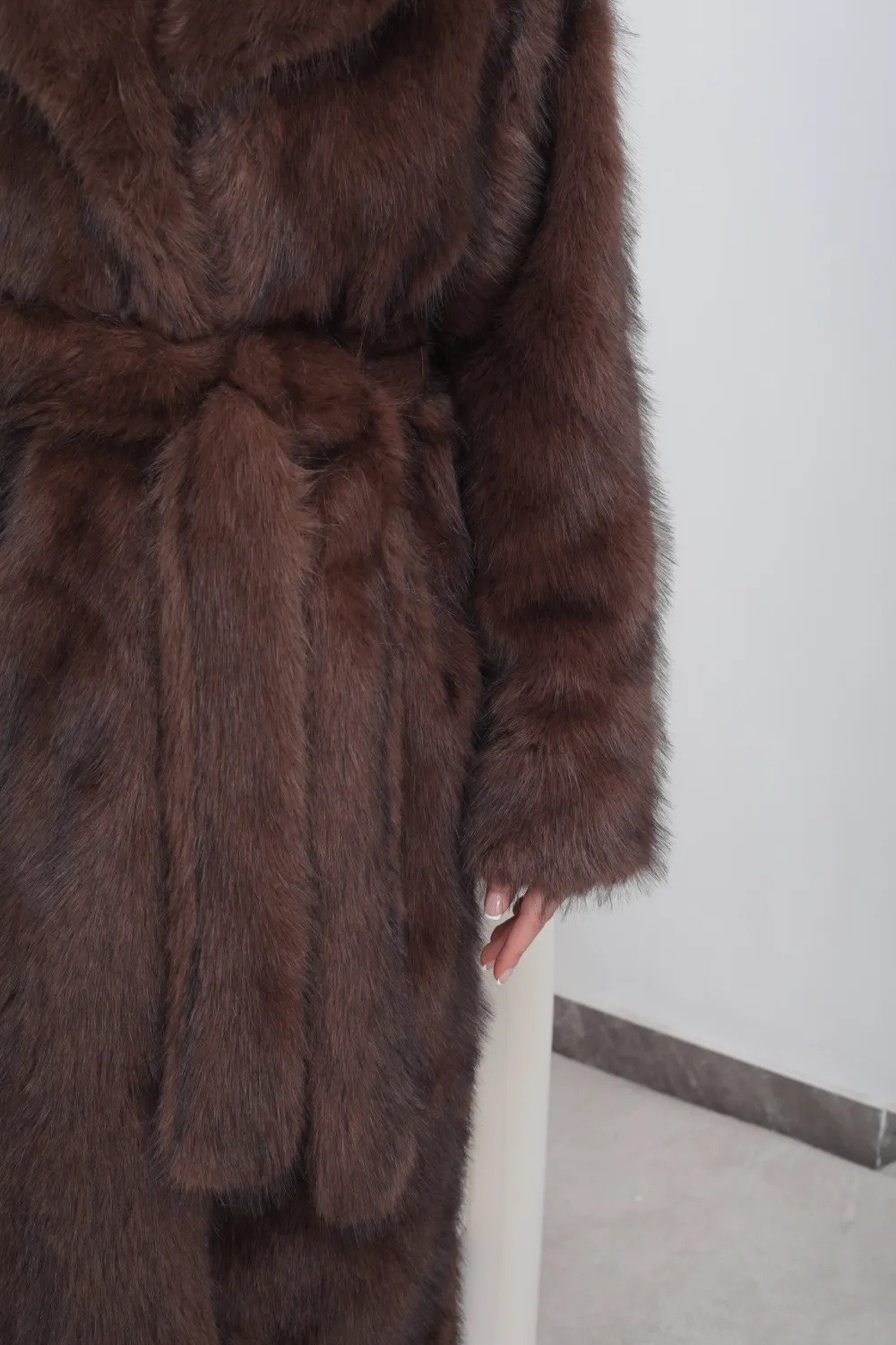 Cappotto lungo in pelliccia con cintura - Image 9