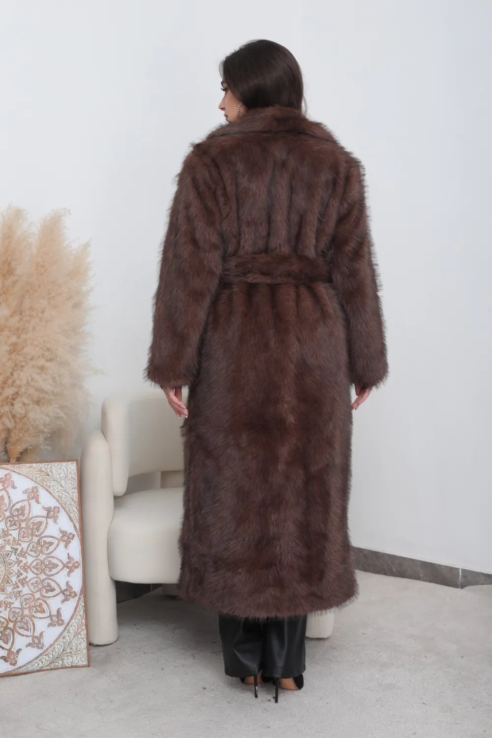 Cappotto lungo in pelliccia con cintura - Image 11
