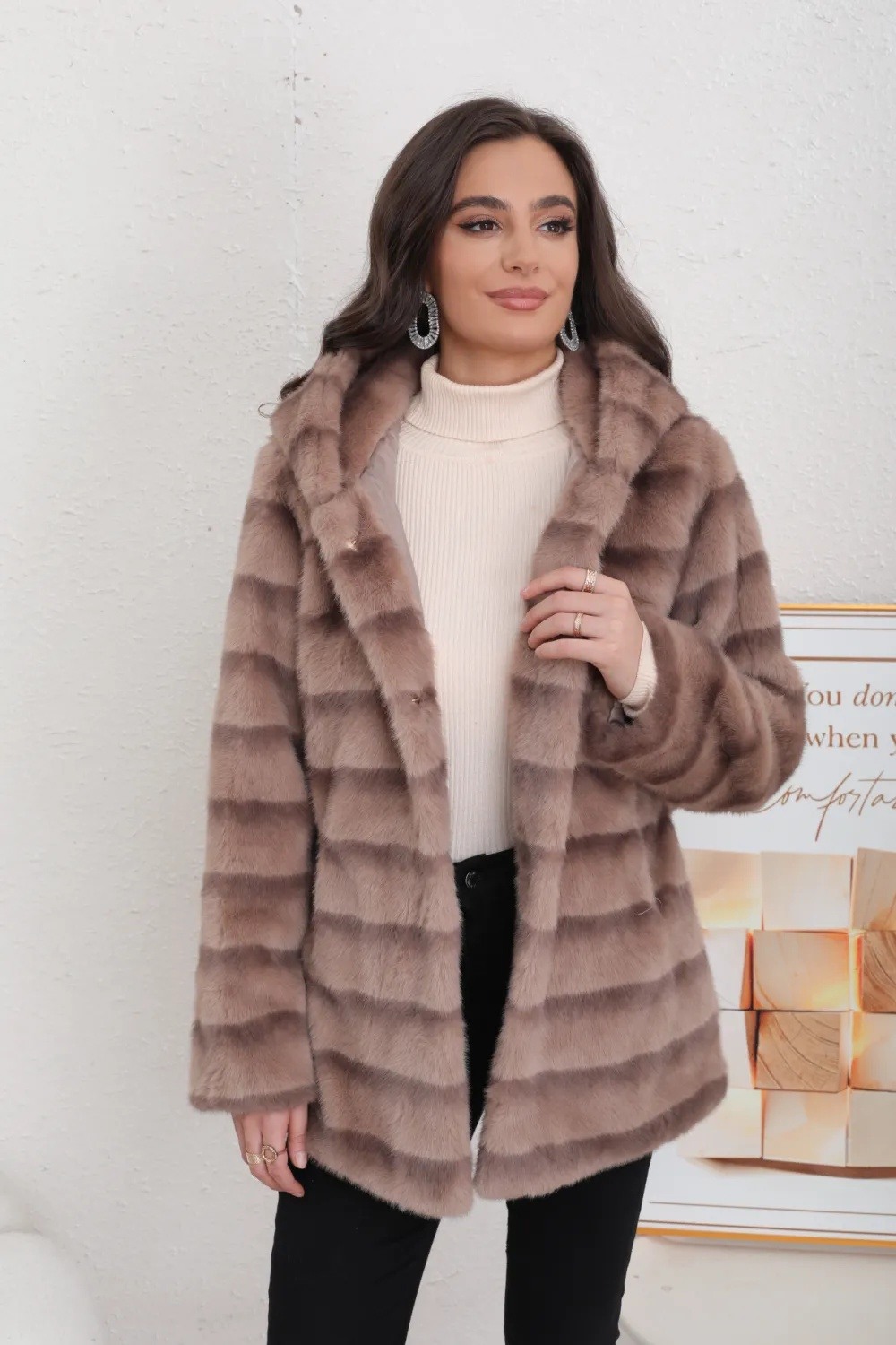 Mid-length mink fur coat with hood and belt - Image 4