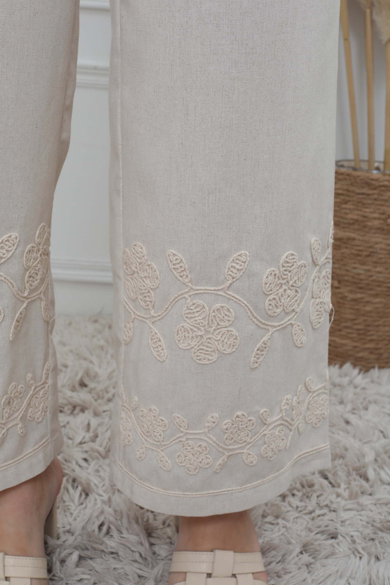 Pantalones bordados - Image 11