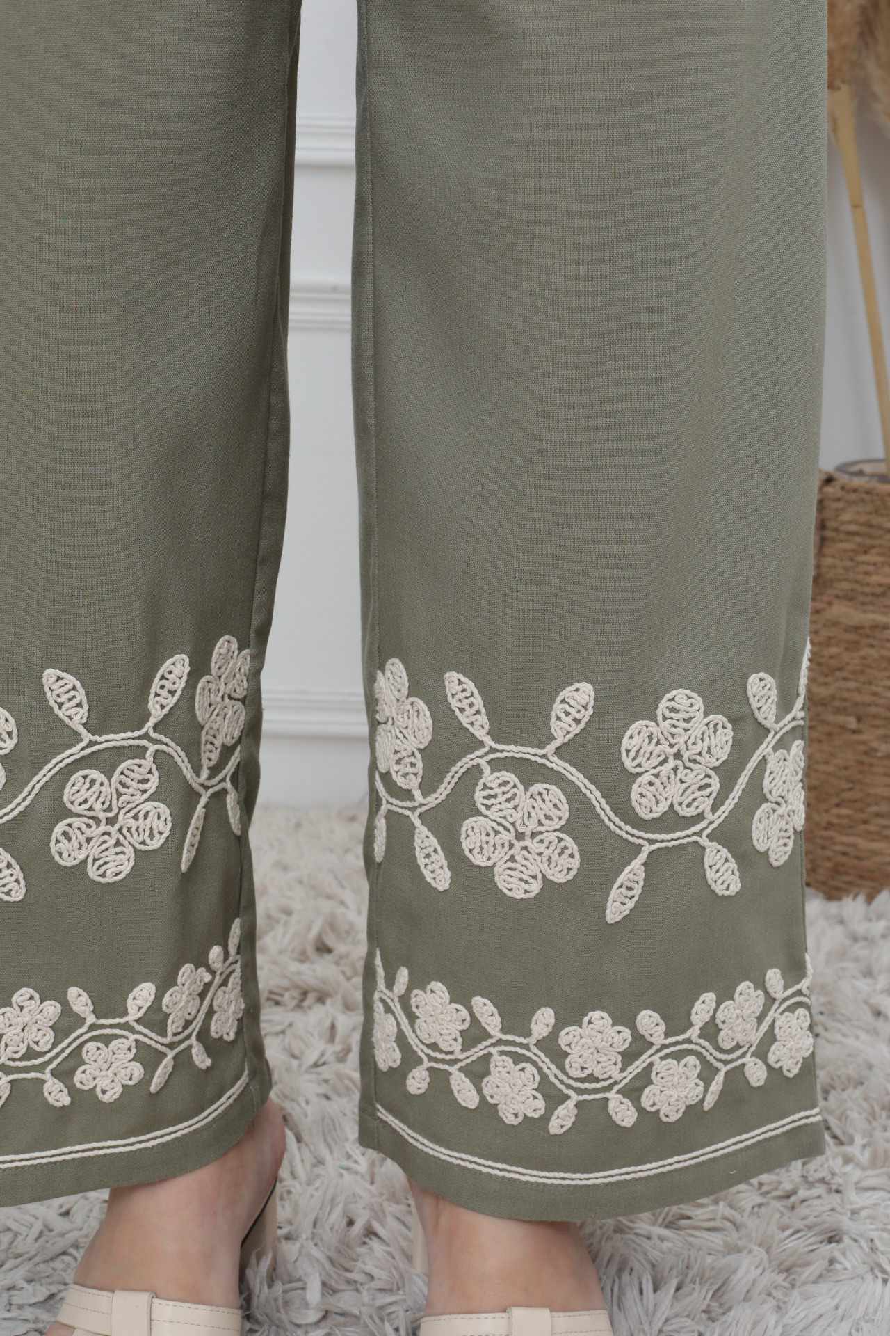 Pantalones bordados - Image 10