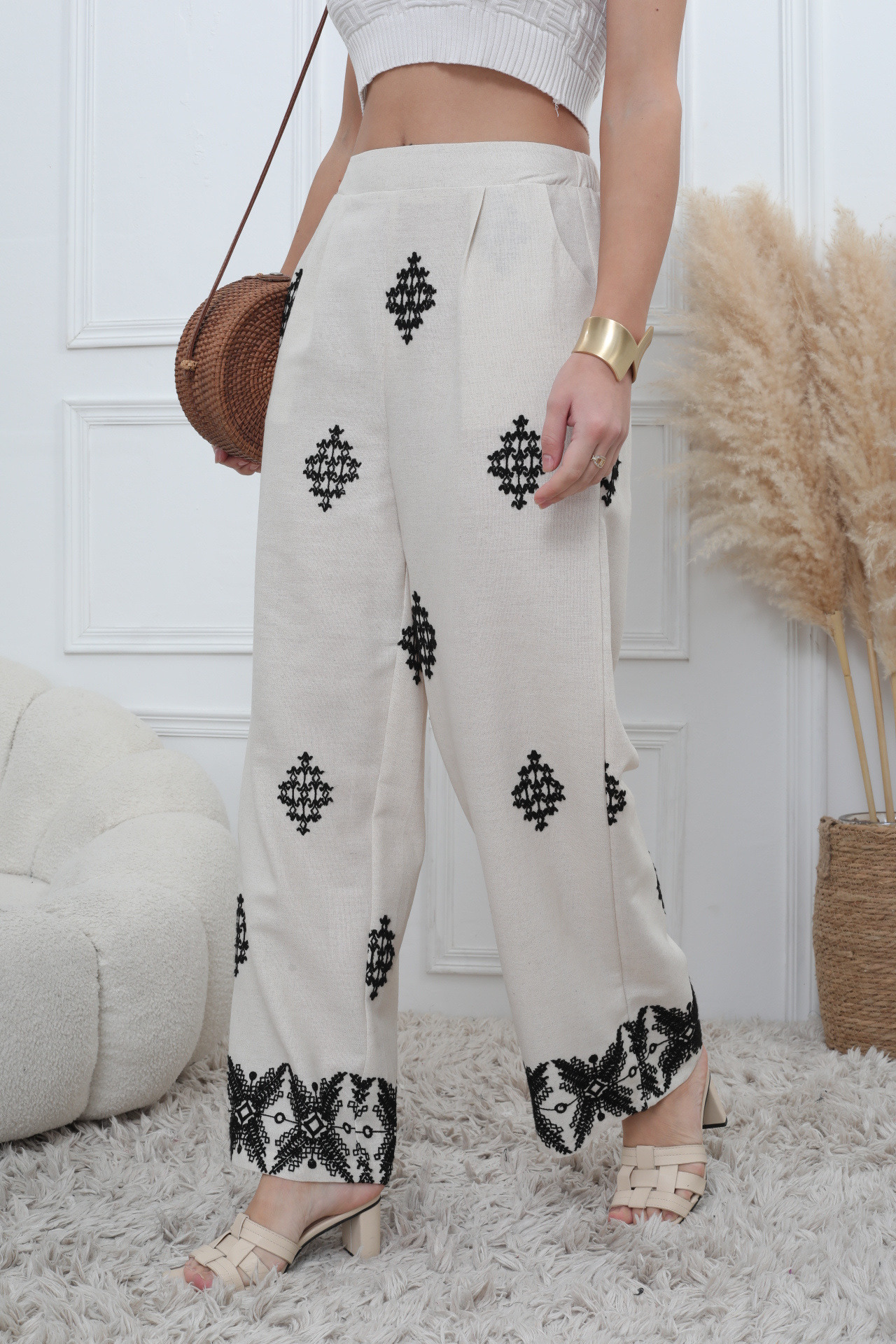 Pantalones bordados - Image 9