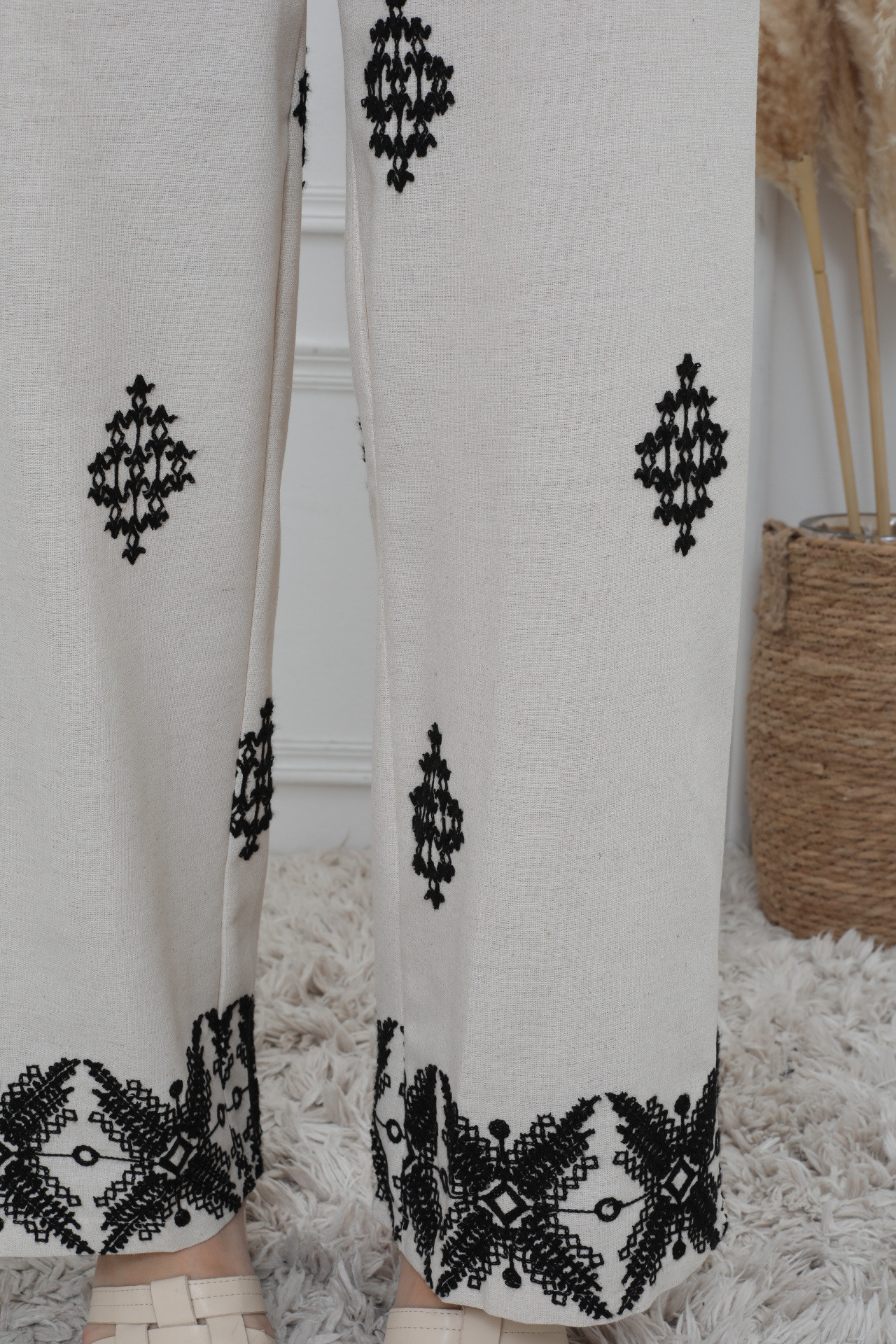 Pantalones bordados - Image 11