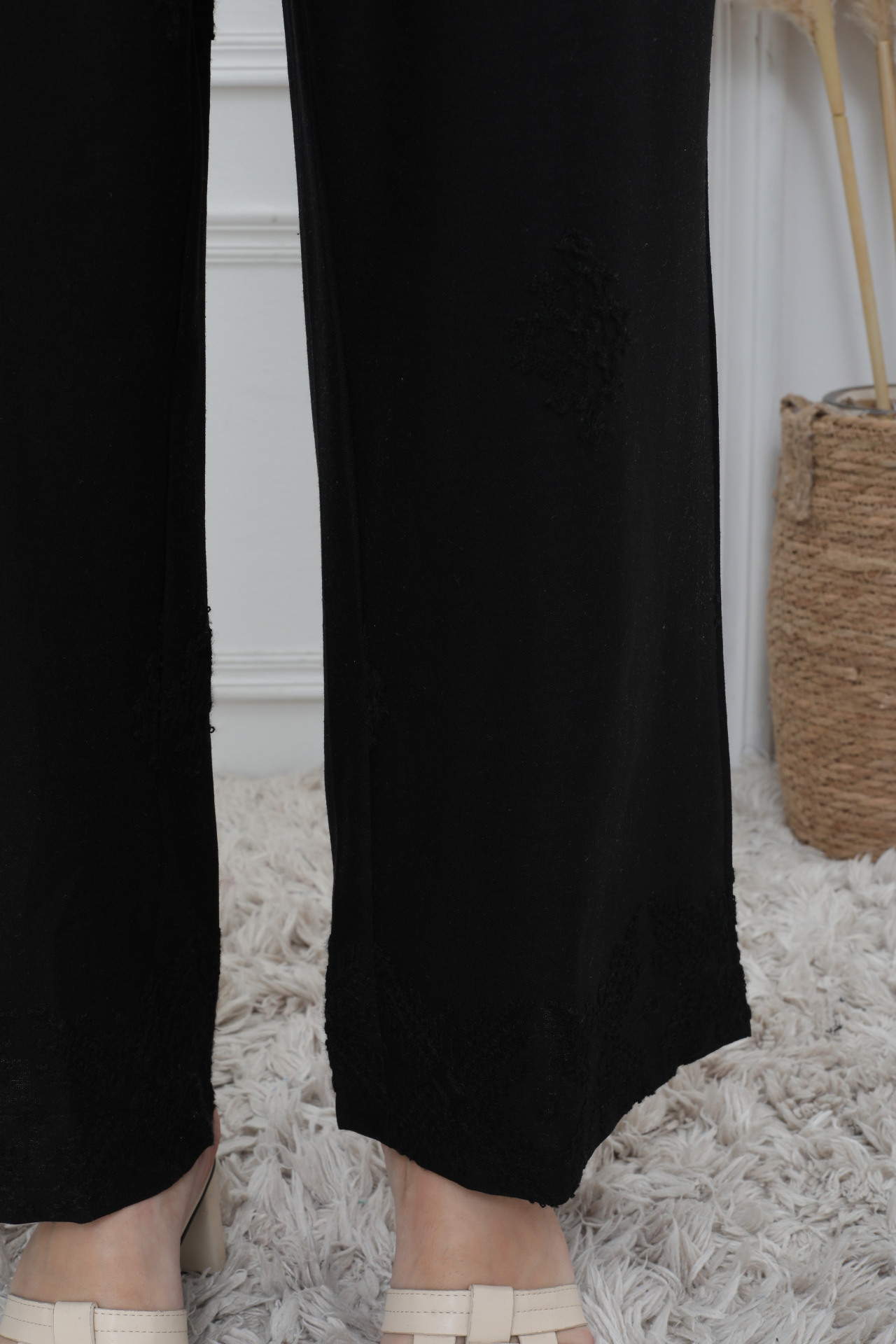 Pantalones bordados - Image 10