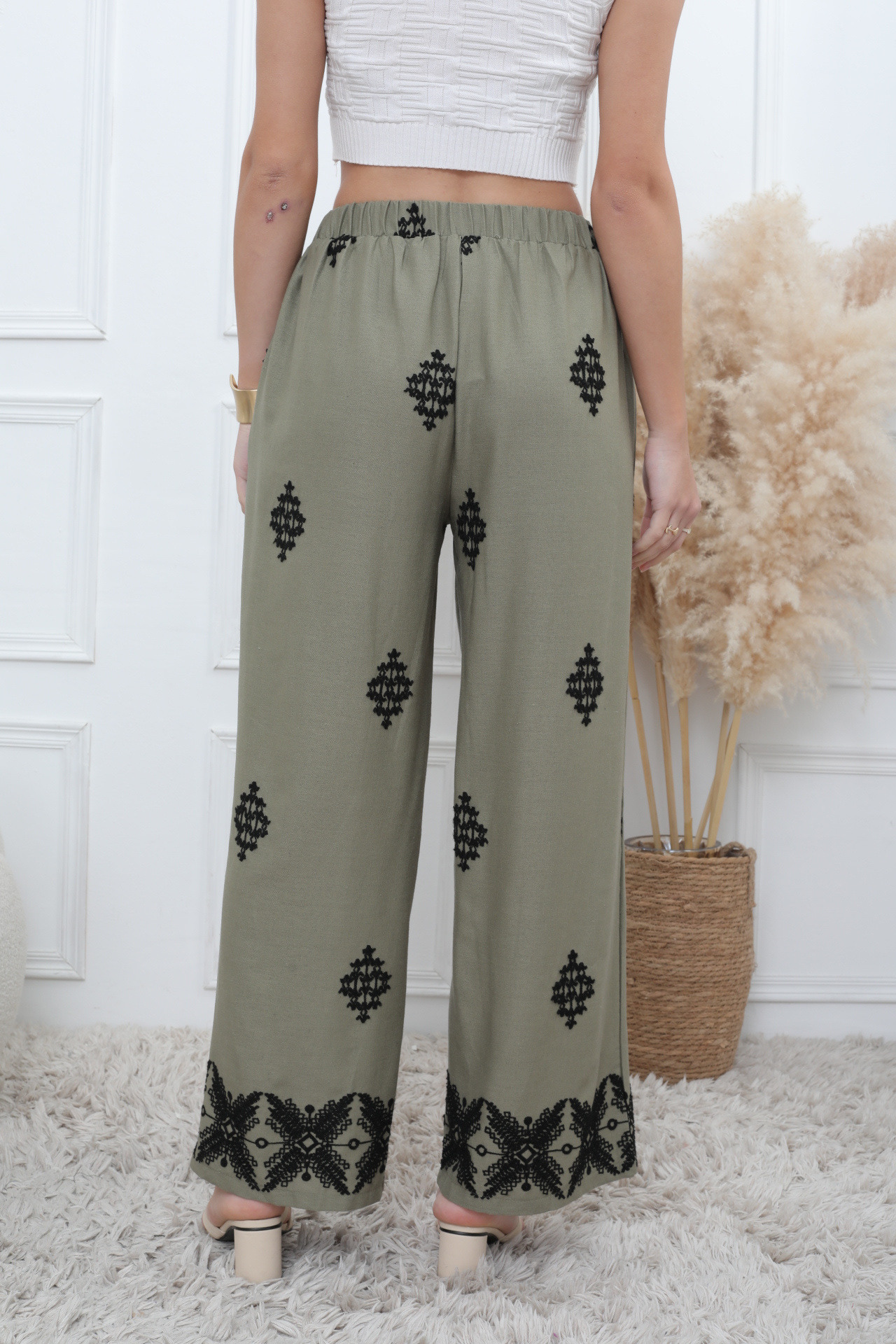 Pantalones bordados - Image 12
