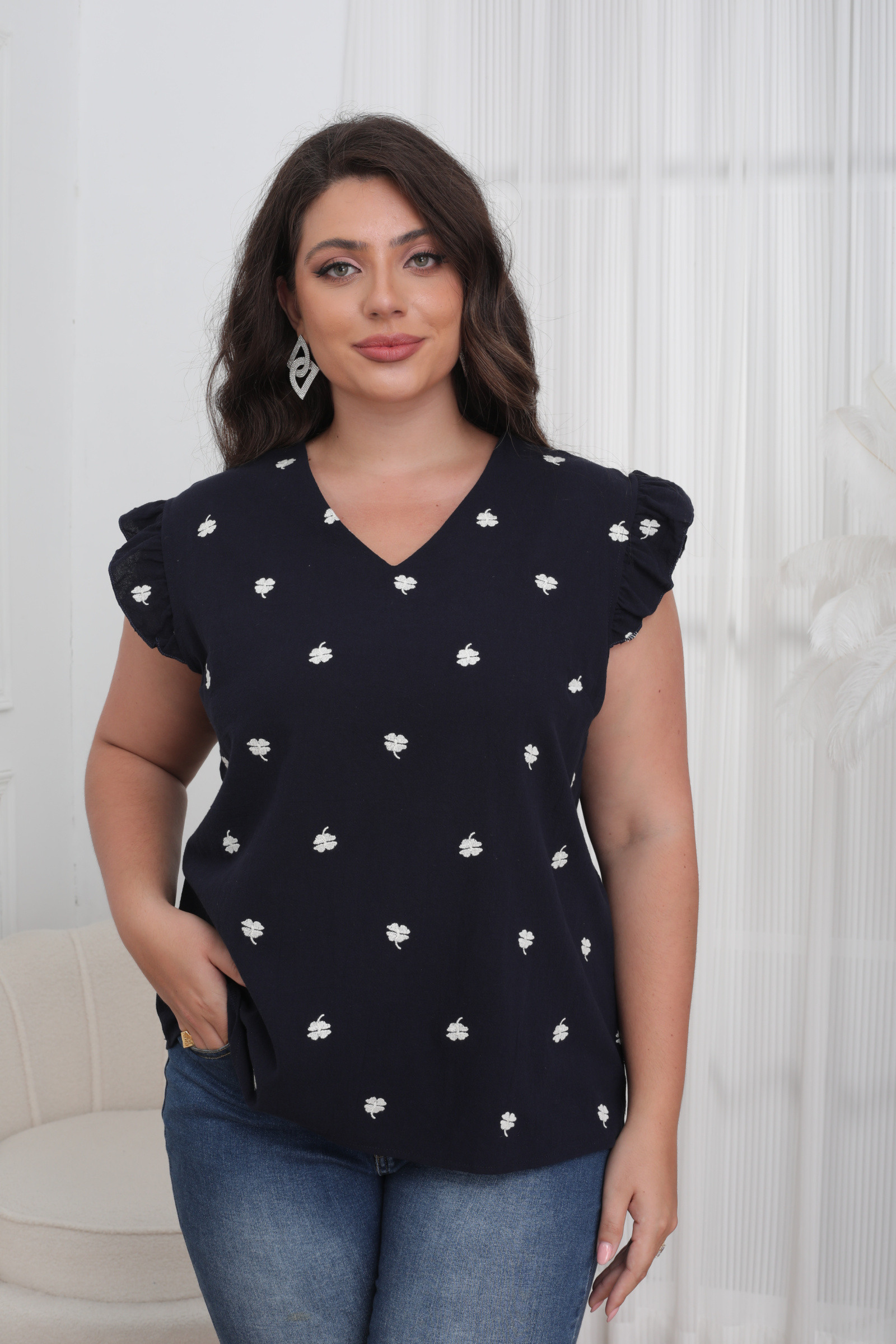 Top embroidered in large clover - Image 2