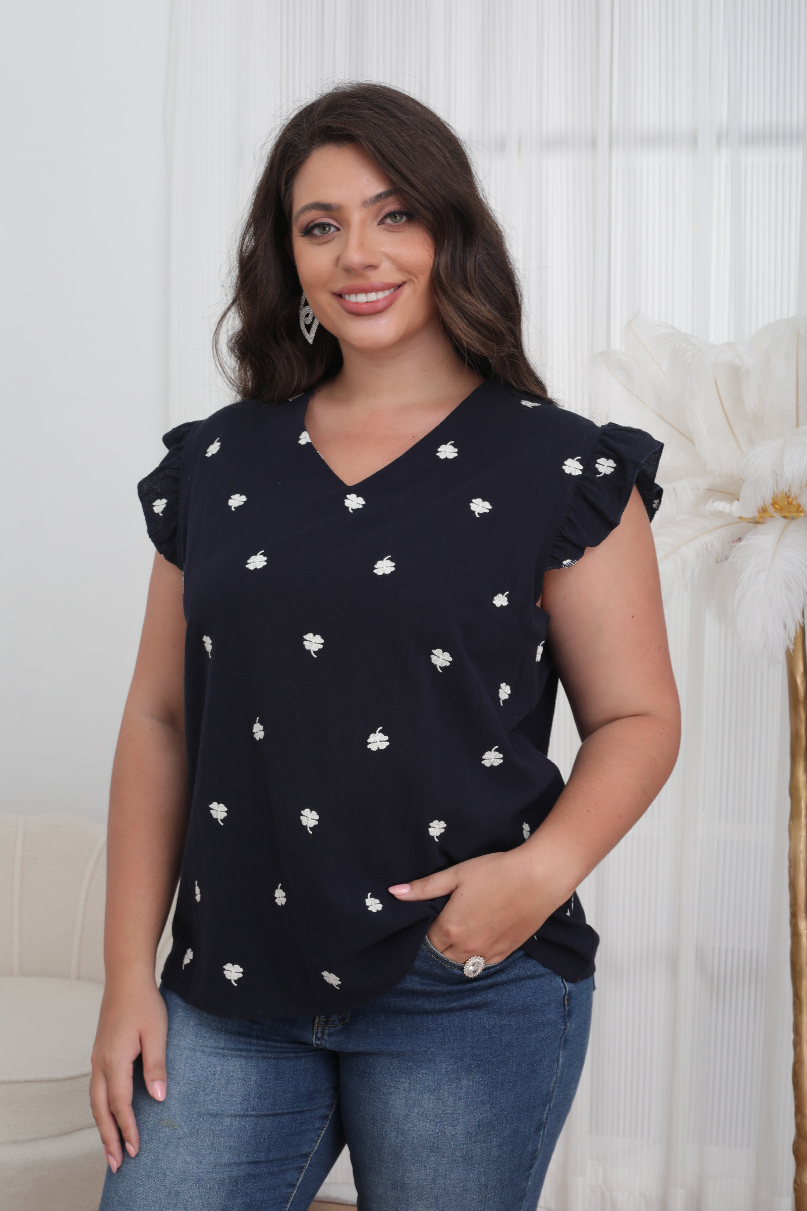 Top embroidered in large clover - Image 8
