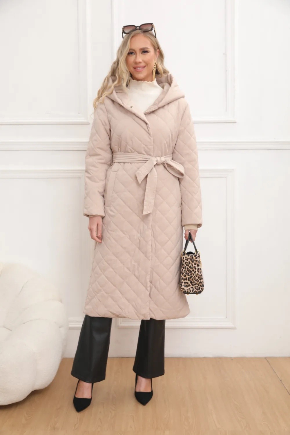 Lange gesteppte Jacke mit Kapuze - Image 2