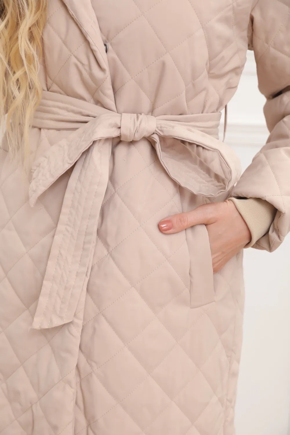 Lange gesteppte Jacke mit Kapuze - Image 6