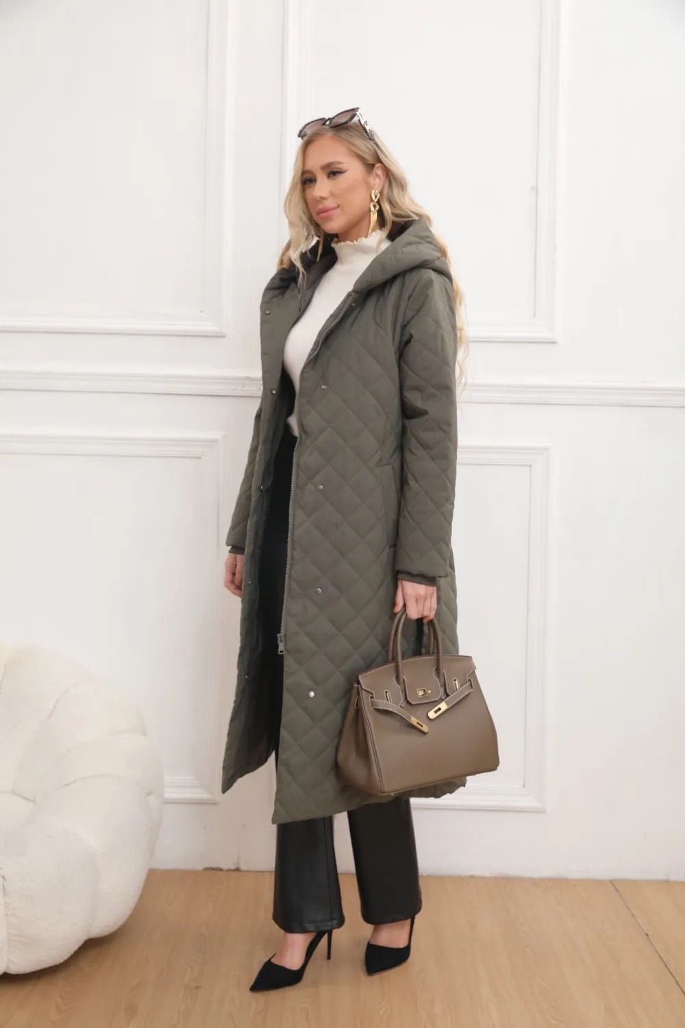 Lange gesteppte Jacke mit Kapuze - Image 5