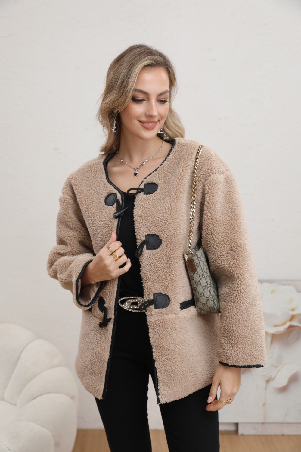 Short faux fur coat - Image 4