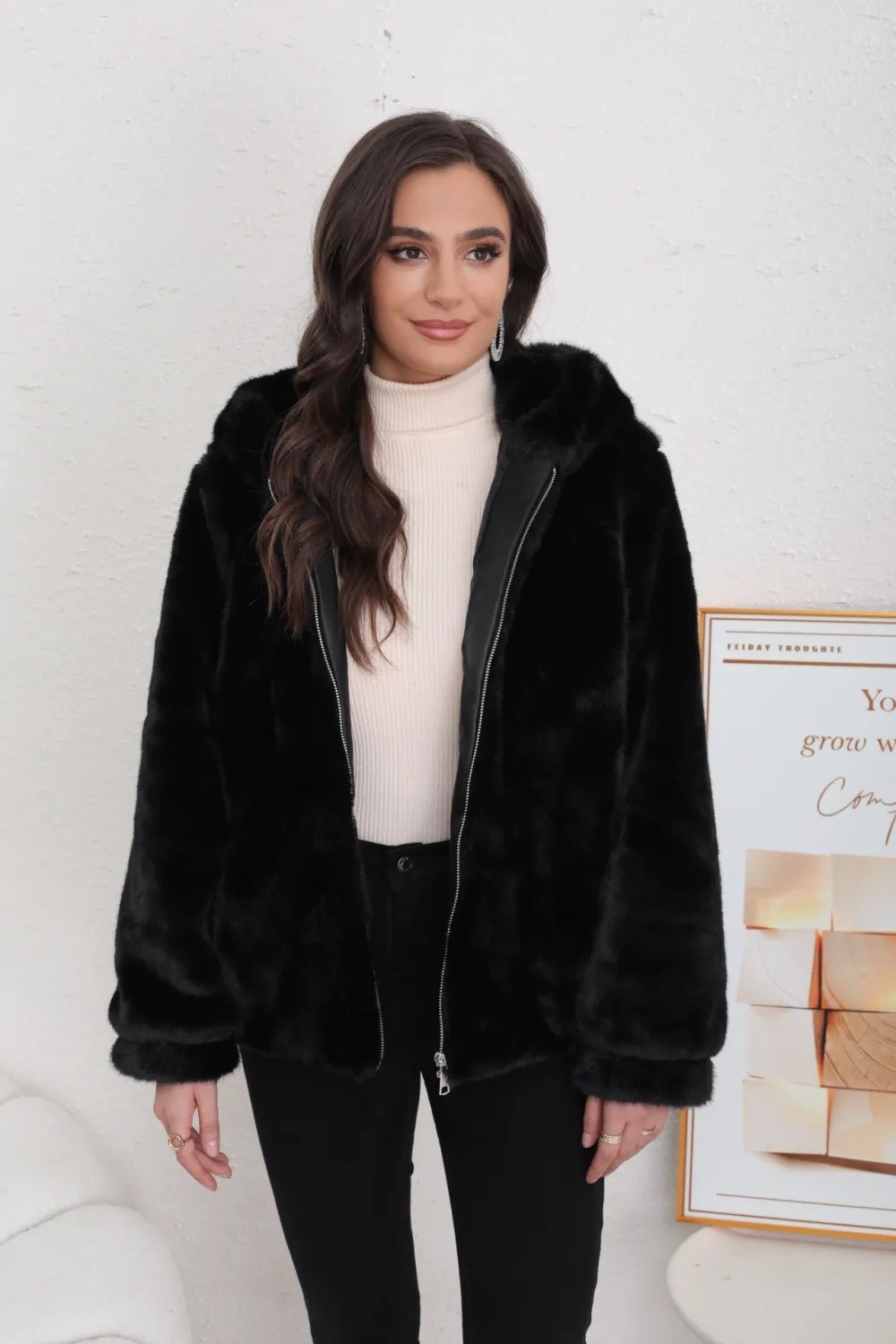 VESTE COURTE EN FOURRURE AVEC CAPUCHE - Image 1