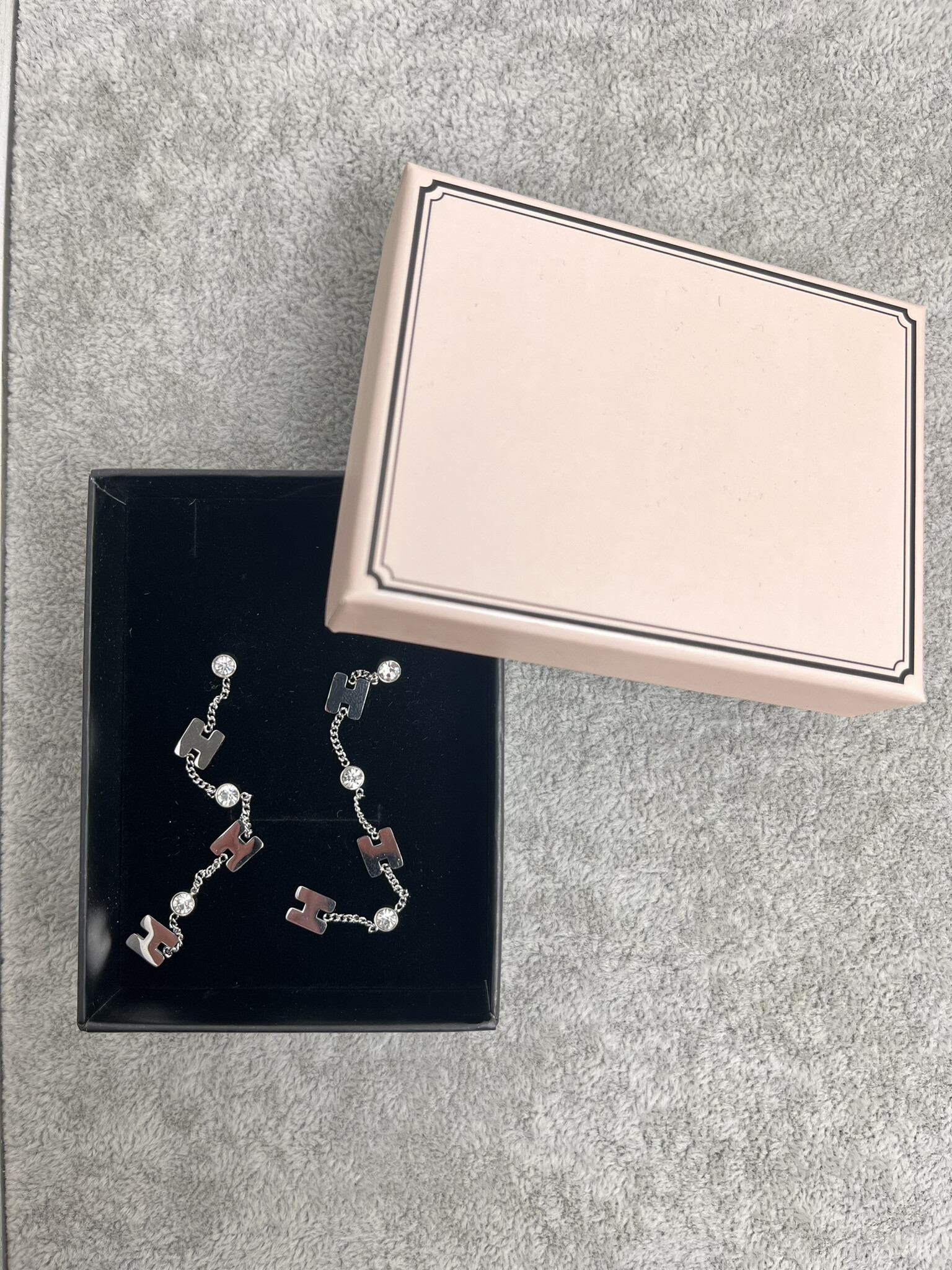 Wholesaler MET-MOI - Stainless steel "H" dangling earrings in box