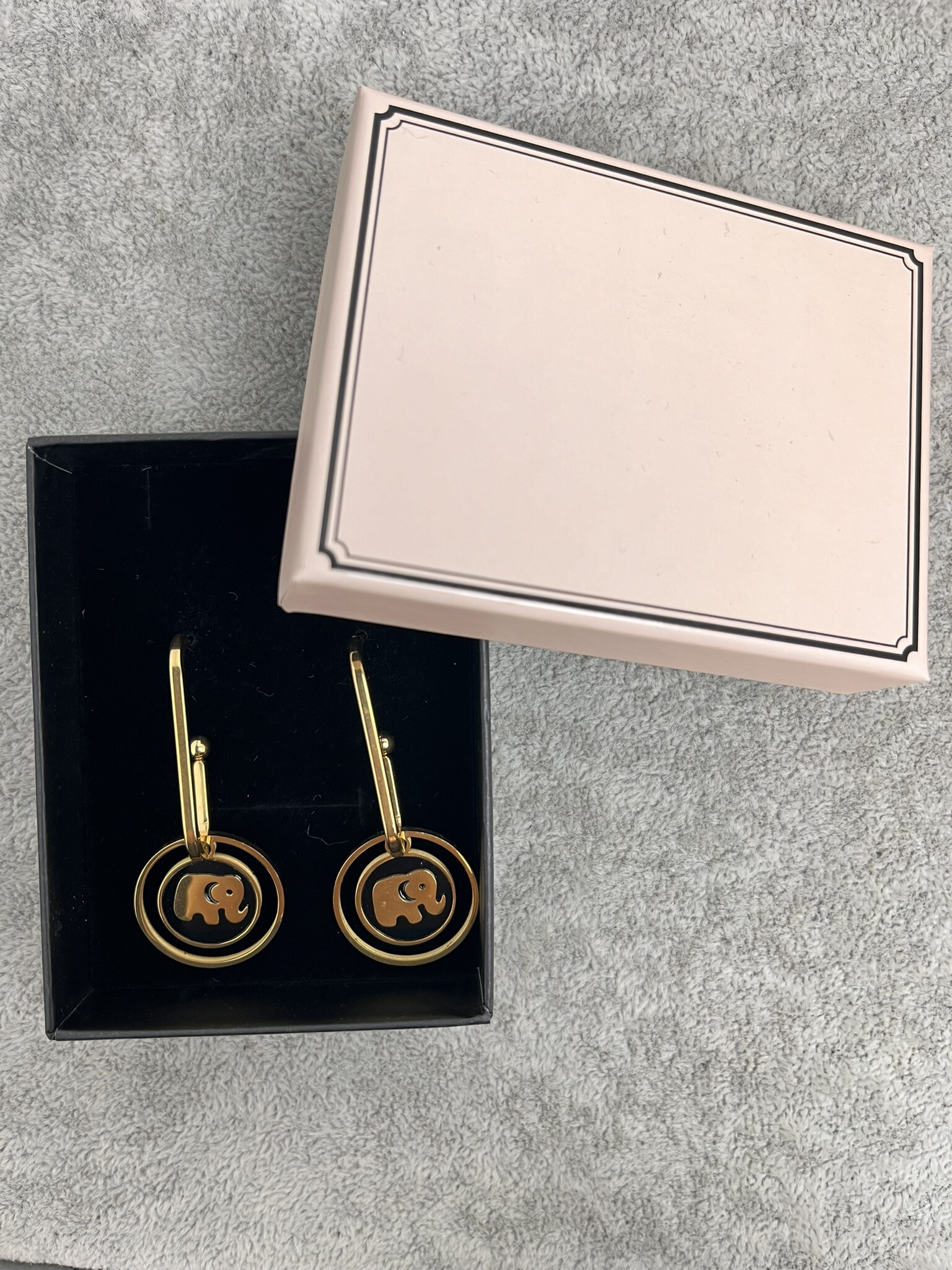 Wholesaler MET-MOI - Stainless steel earrings with elephant motif in box