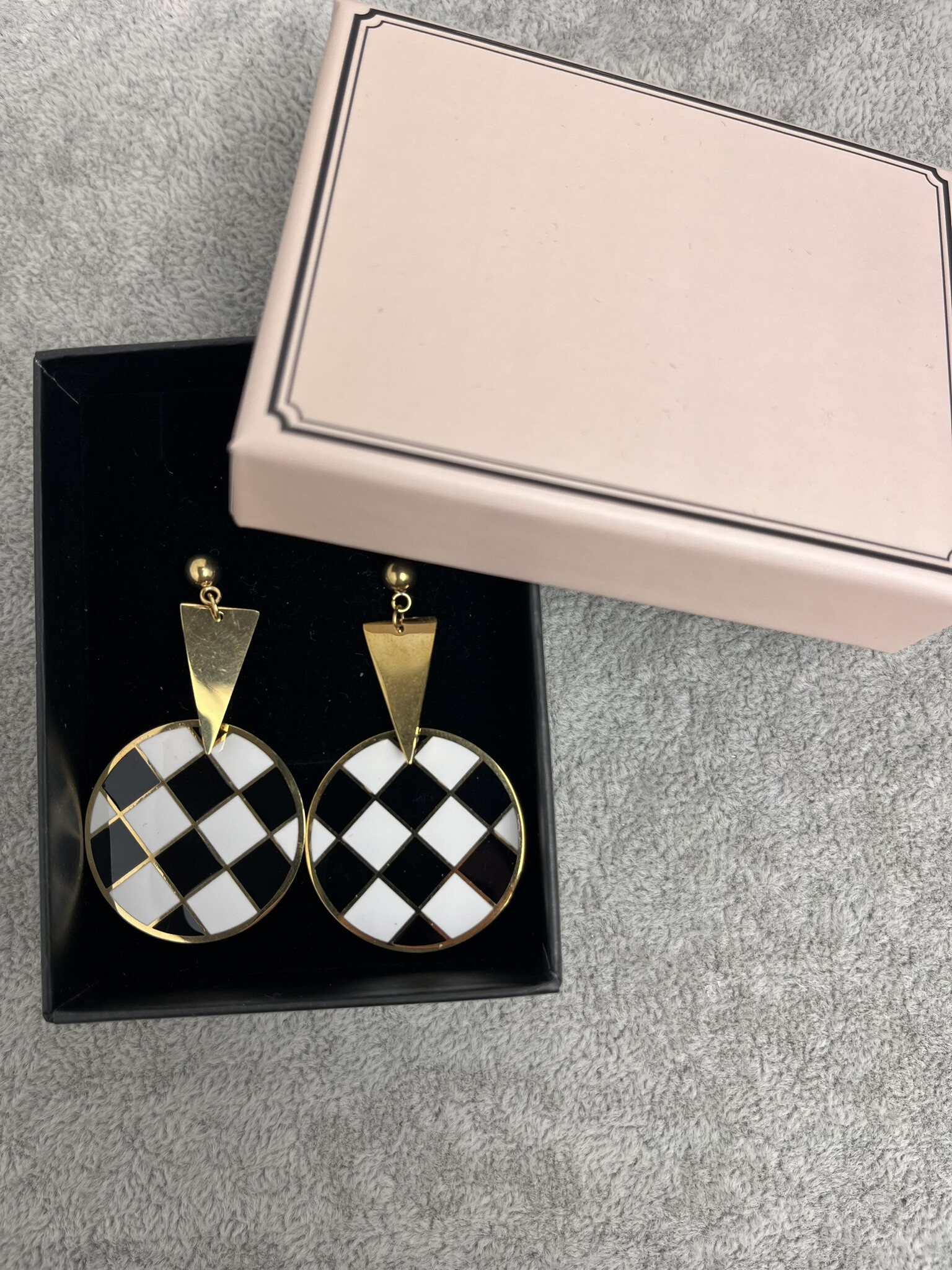 Wholesaler MET-MOI - Gold stainless steel earrings with black and white checkerboard pattern in box