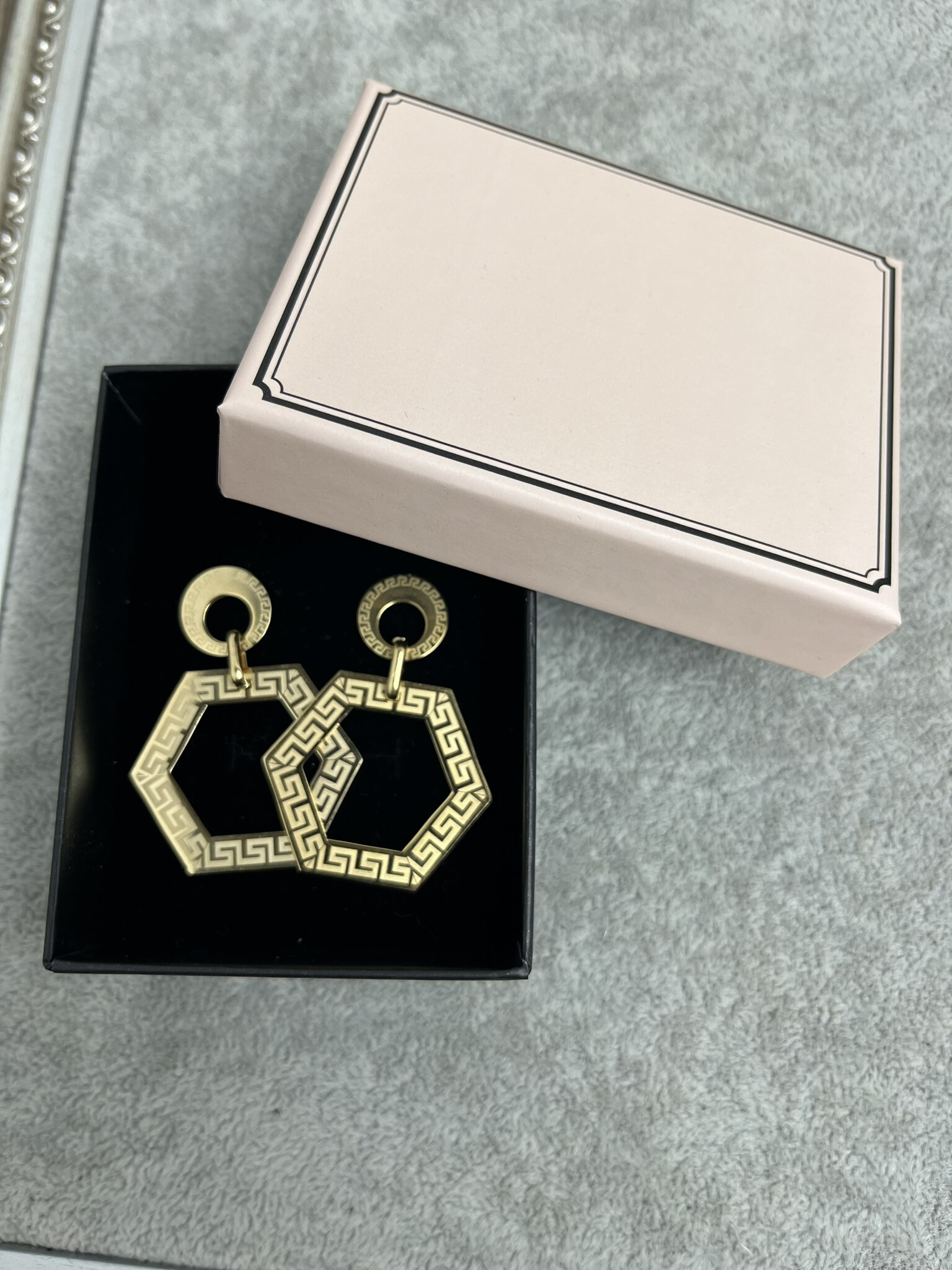 Wholesaler MET-MOI - Gold stainless steel earrings with a Greek motif in a box