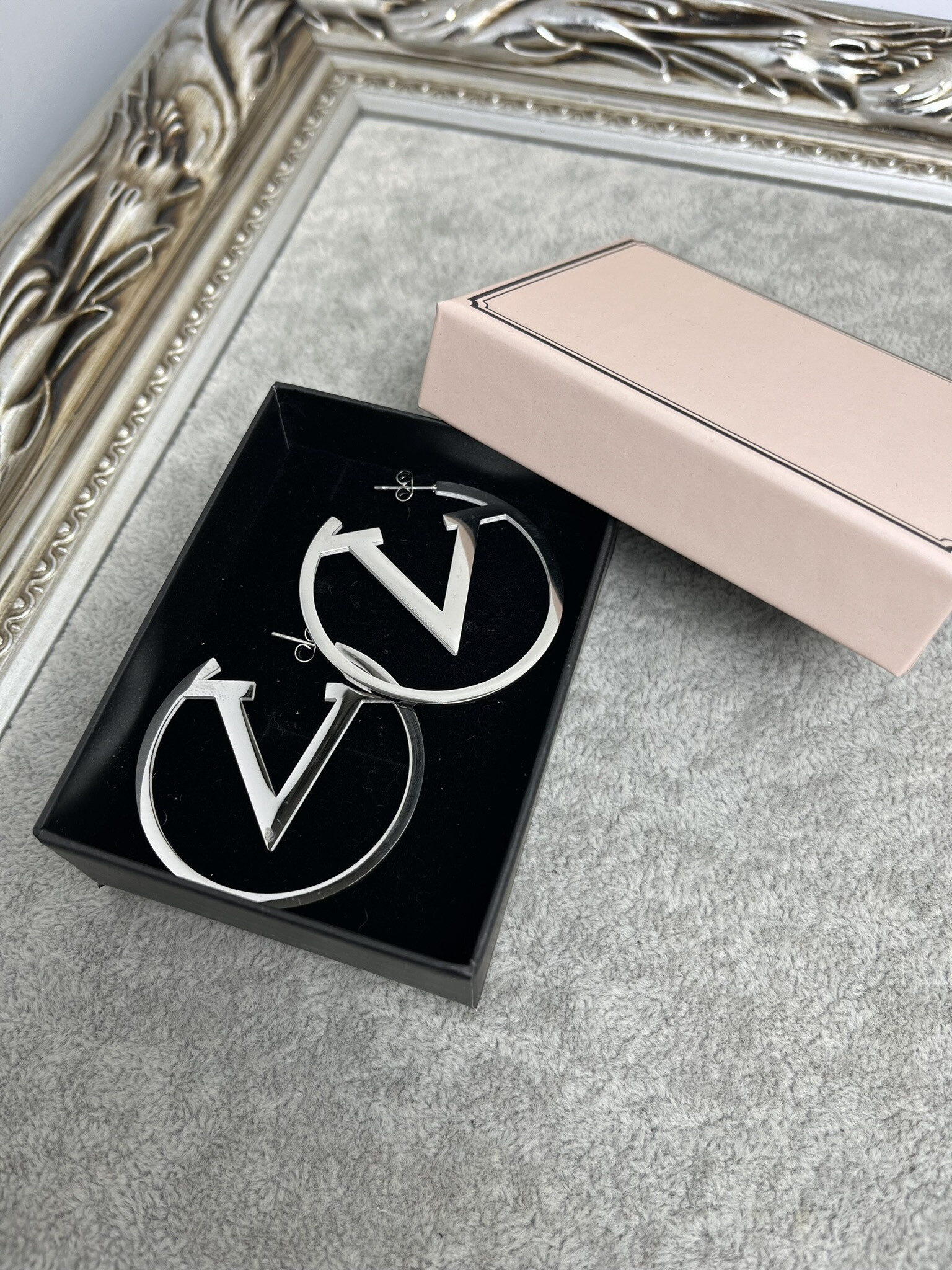Wholesaler MET-MOI - Stainless steel hoop earrings letter "V"