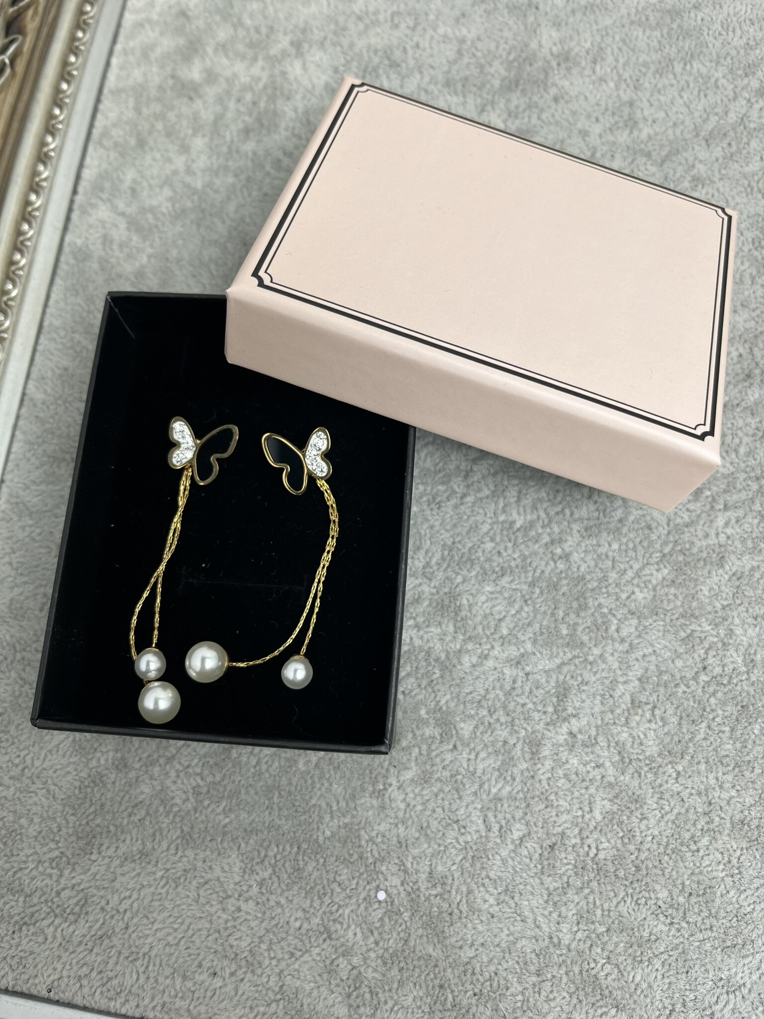 Wholesaler MET-MOI - Stainless steel butterfly earrings with dangling clasp in box