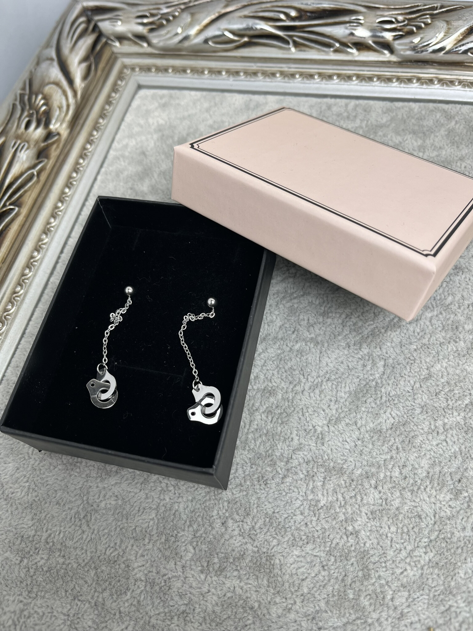 Wholesaler MET-MOI - Stainless steel dangling earrings with small handcuffs in box