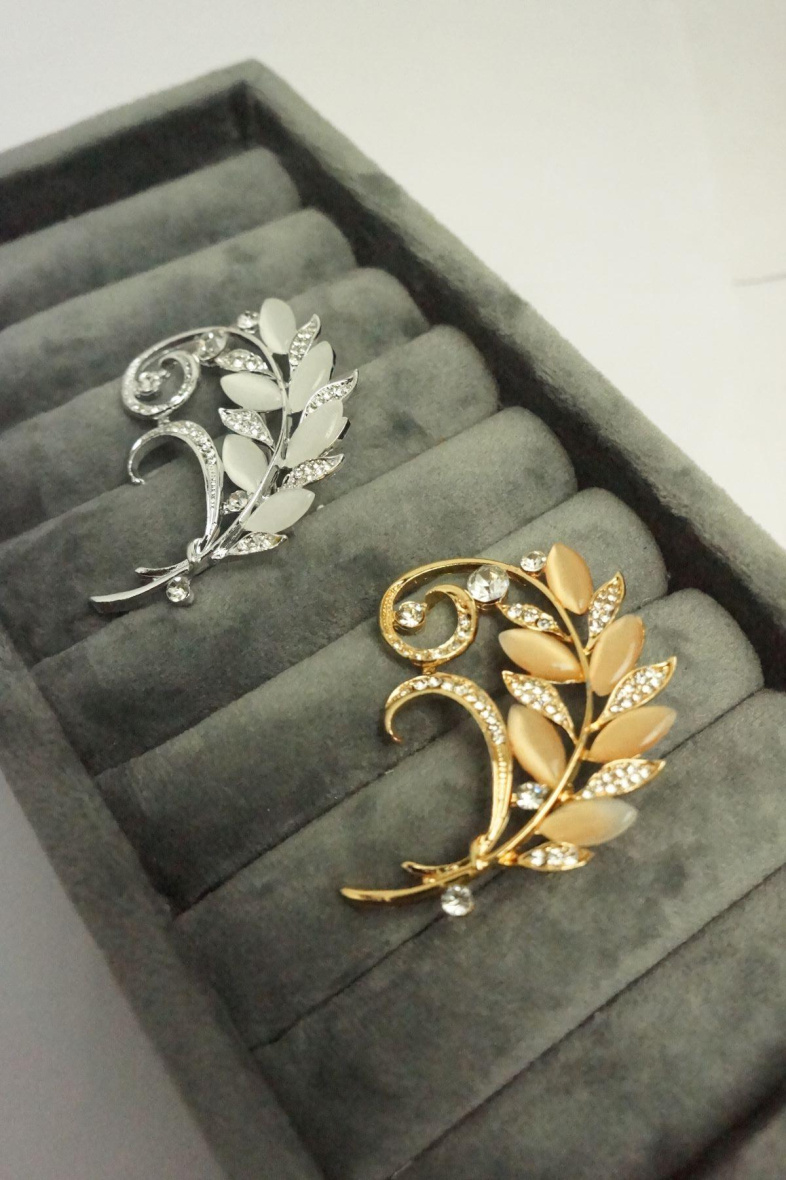 Wholesaler MET-MOI - Brooch with rhinestone leaf