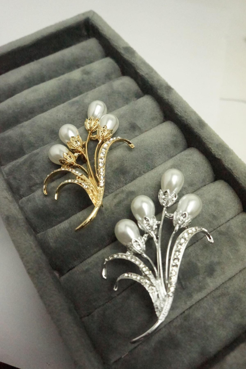 Wholesaler MET-MOI - Brooch with rhinestone leaf