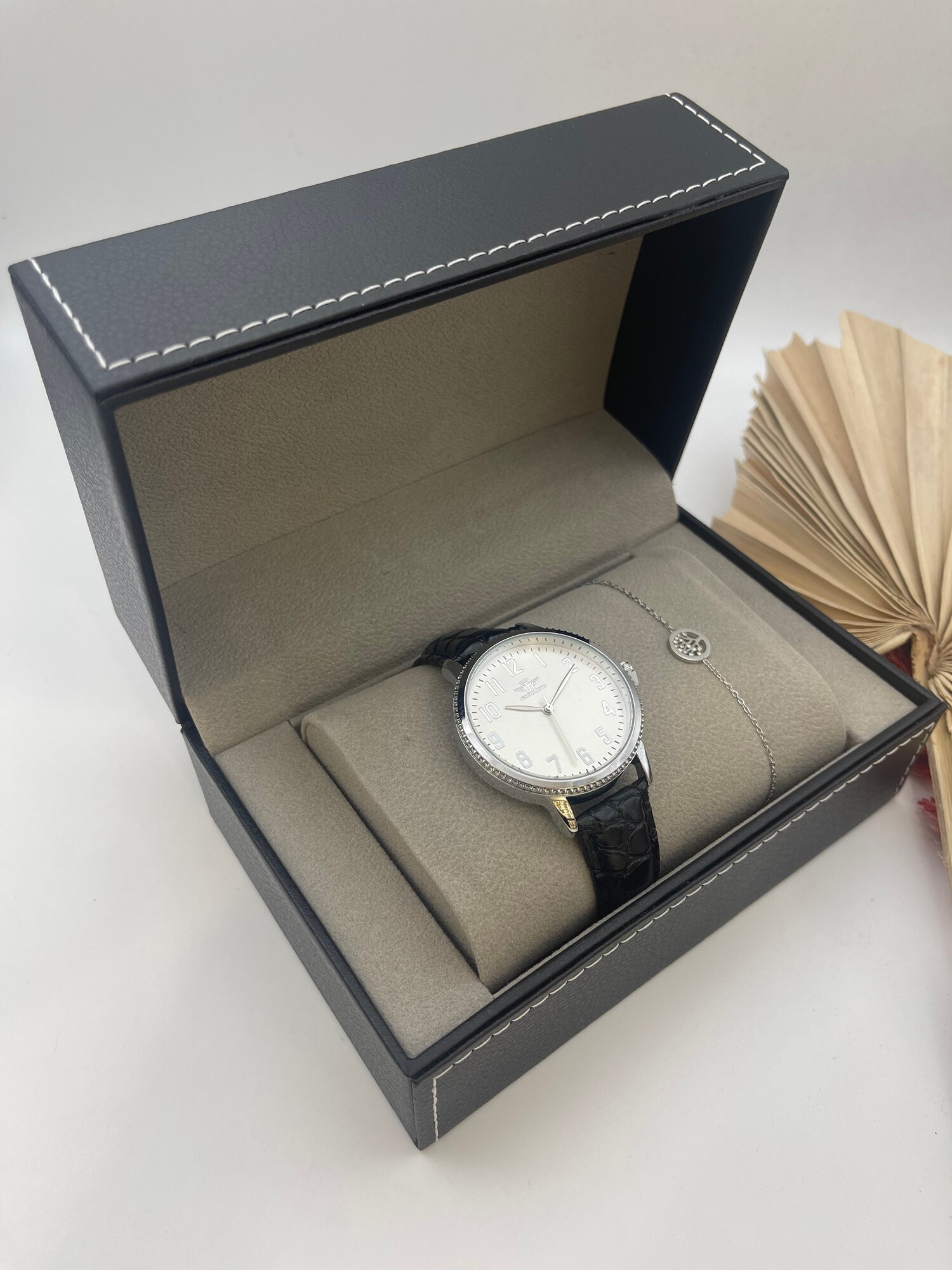 Wholesaler Michael John Montres - Michael John women's watch box with steel jewelry