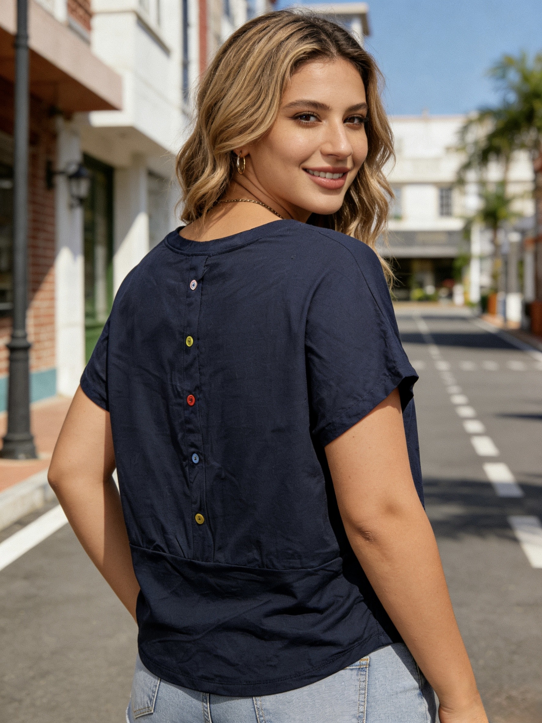 Großhändler Mika Moda - T-Shirt mit Knöpfen hinten