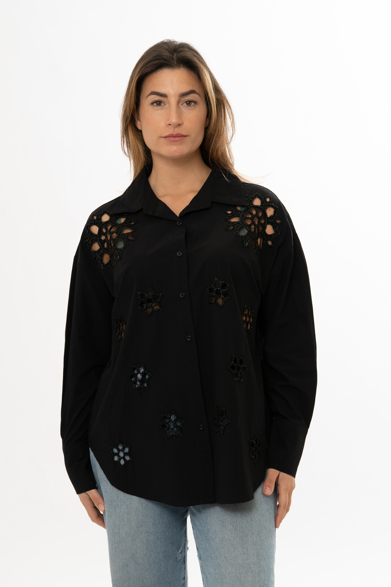 Grossiste MILLERA - CHEMISE AVEC DÉTAILS GÉOMÉTRIQUES FLORAUX ET FINITIONS
