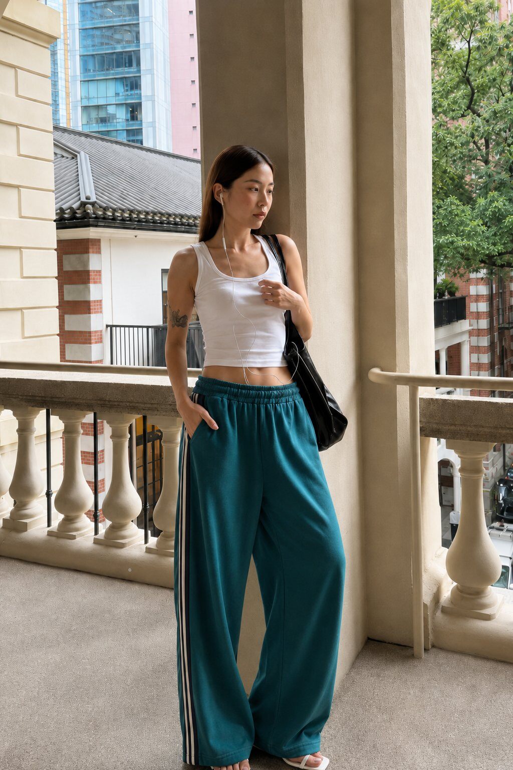Grossiste MILLERA - PANTALON DE SPORT À JAMBE LARGE AVEC BANDES LATÉRALES