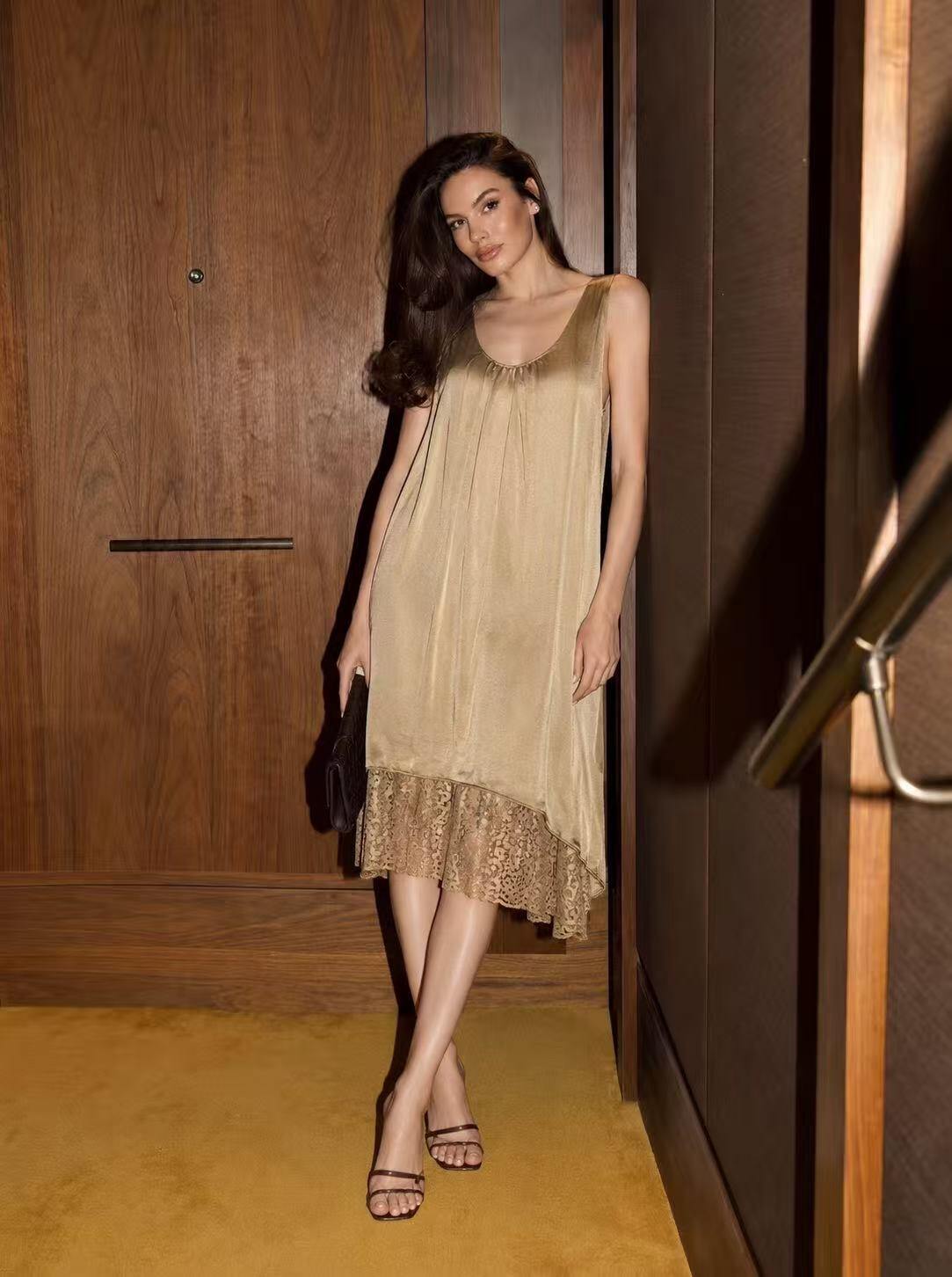Mayorista MILLERA - VESTIDO CHIC DE MEZCLA DE SEDA CON BAJO DE ENCAJE