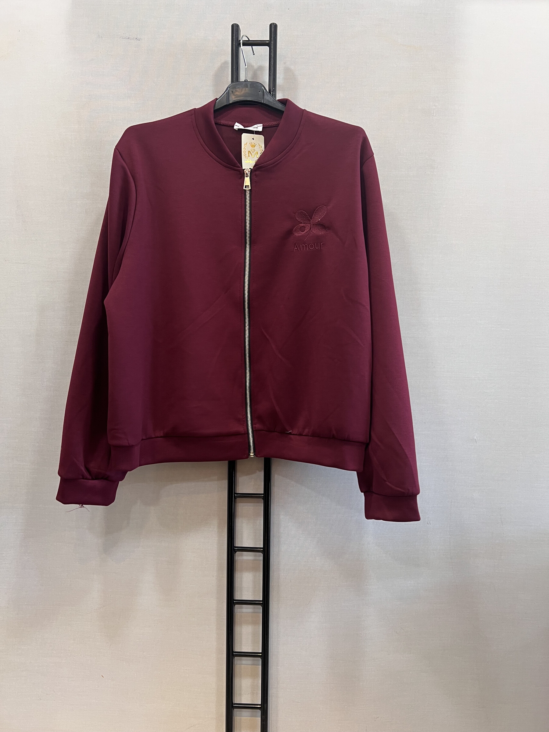 Mayorista Mily Grande Taille - Field Jacket tiene un motivo de flor y la palabra "amor" bordada.