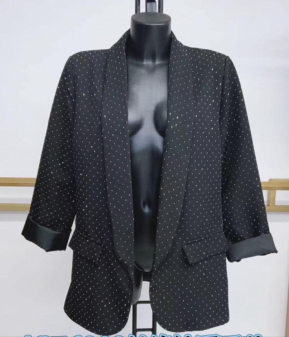 Wholesaler Mily Grande Taille - Jacket for the holidays Elegant and refined, this black jacket subtly decorated with small shiny details