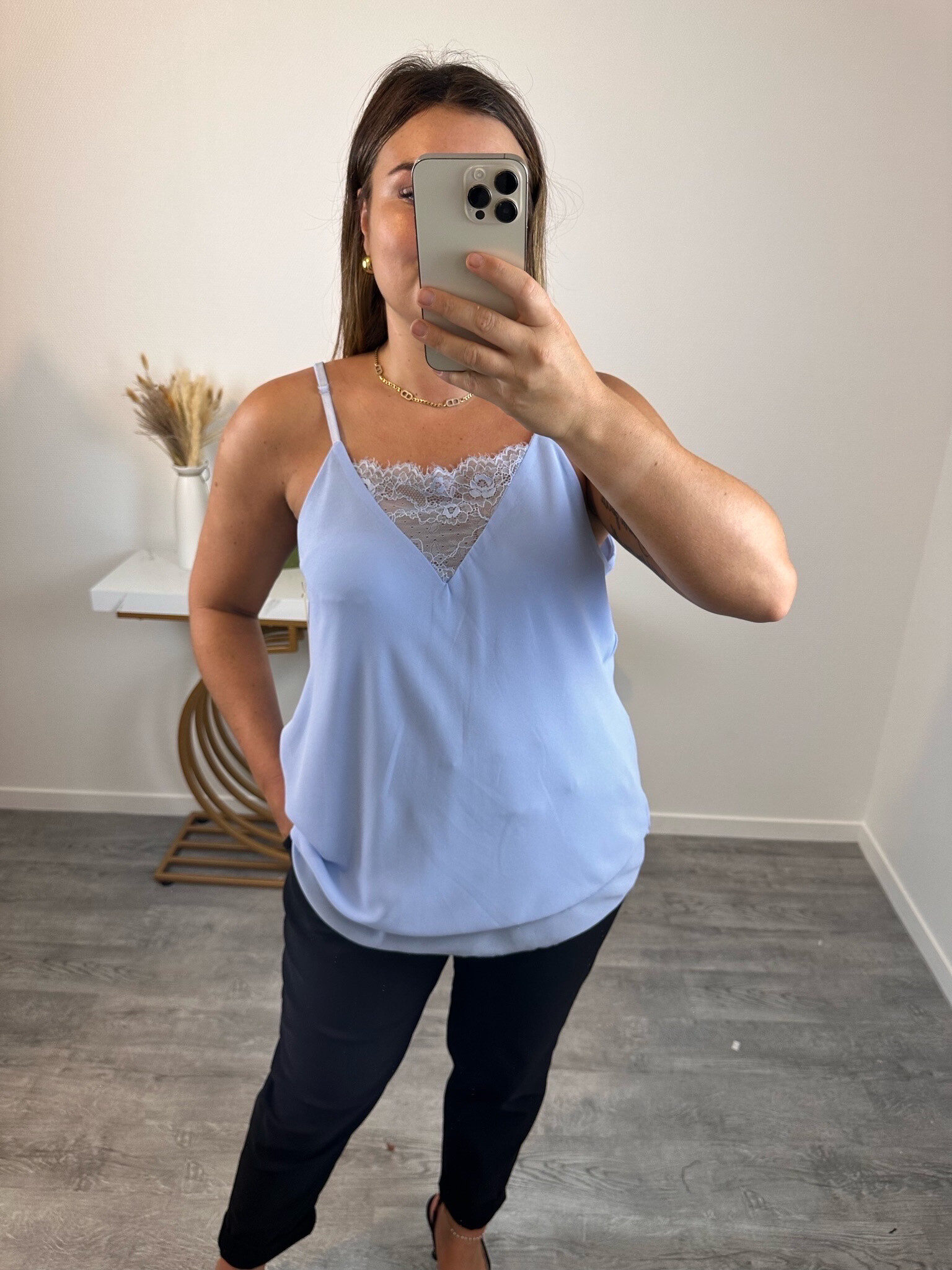 Grossiste Mily - top  grande tailleà bretelle réglable avec dentelle