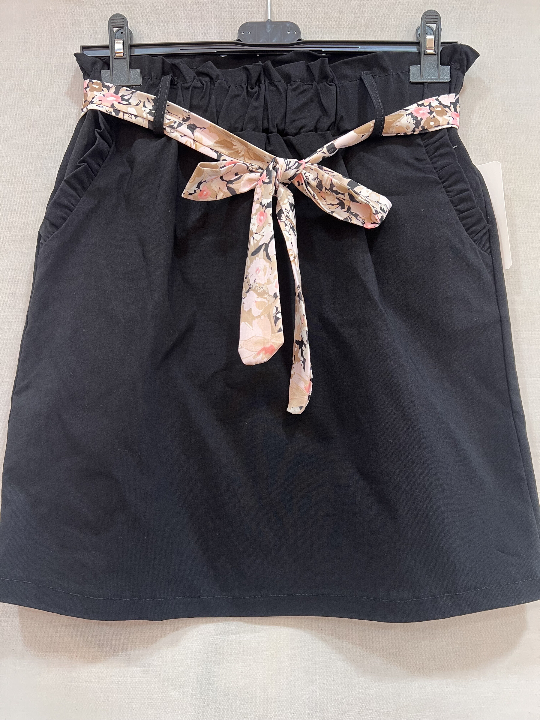 Wholesaler Mily - Skirts with pockets and a patterned belt