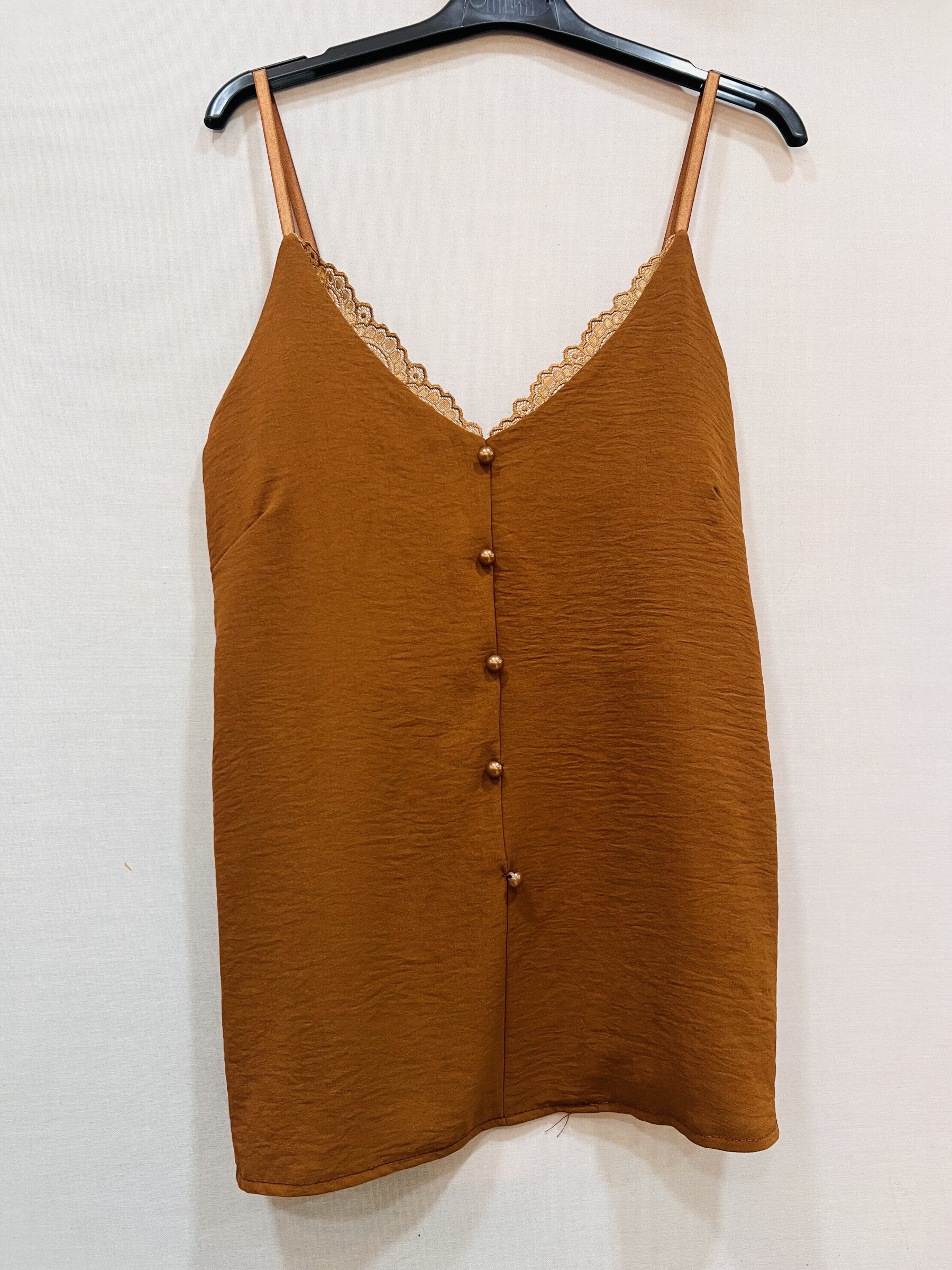 Grossiste Mily - top avec 5 boutons à l'avant