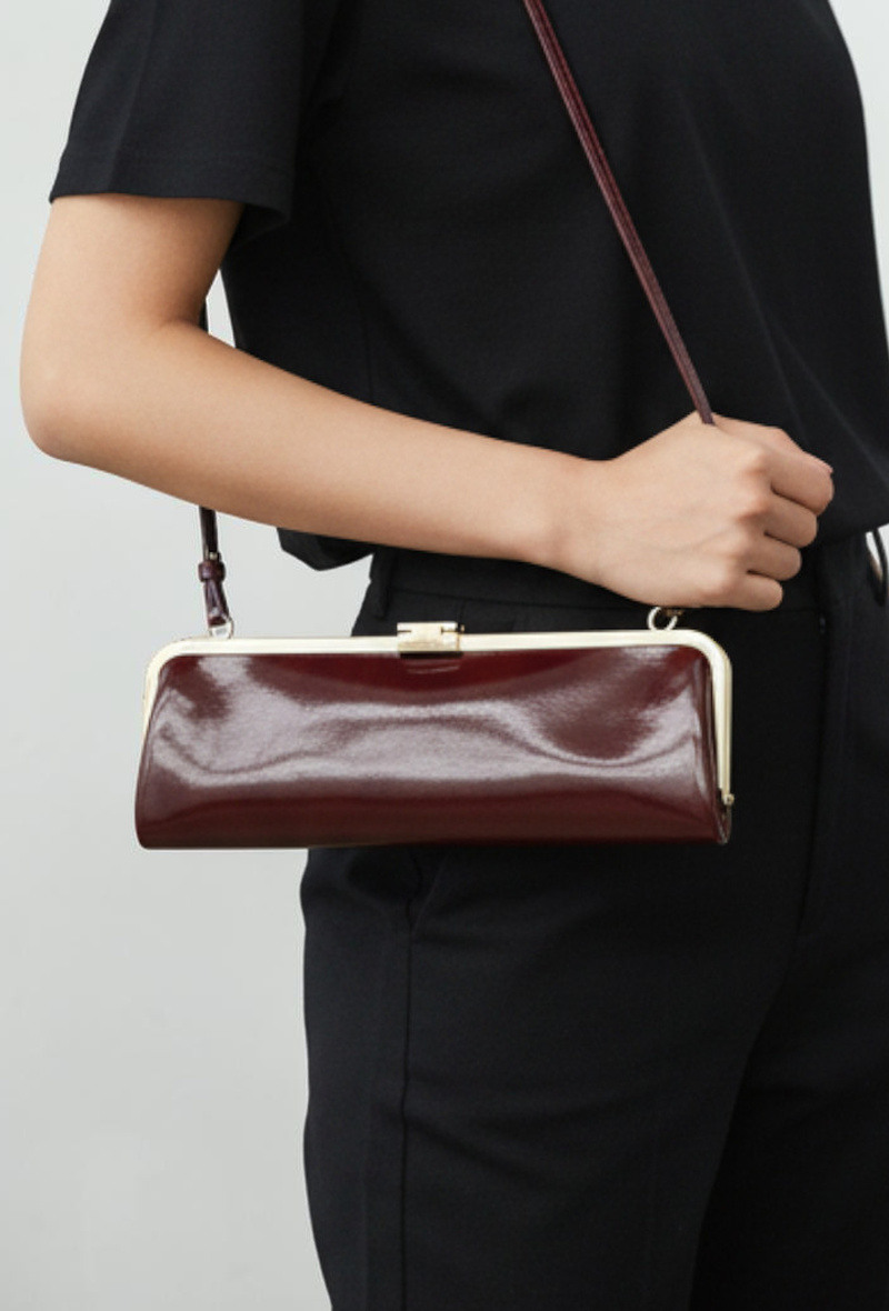 Wholesaler BESTINI (MIMOSA) - Long clutch, with handle for hand or shoulder carry, glossy finish, with gold accents, clip closure