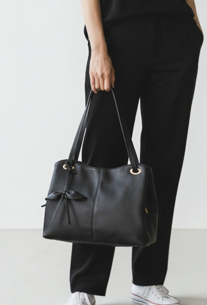 Wholesaler BESTINI (MIMOSA) - Tote bag, shoulder carry, handles, magnetic clasp, zippered pocket, decorative charm