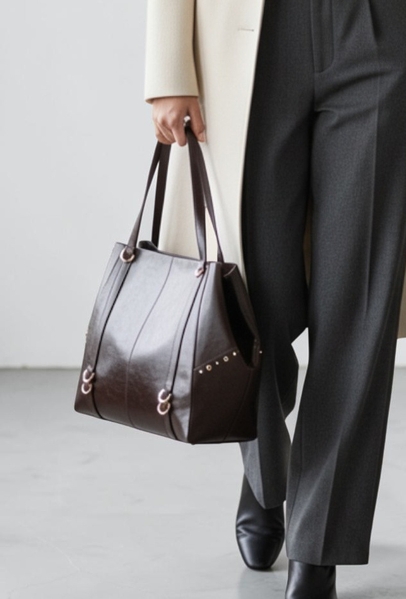 Wholesaler BESTINI (MIMOSA) - Large shoulder tote bag, handles, zip closure, perforated design and decorative gold accents