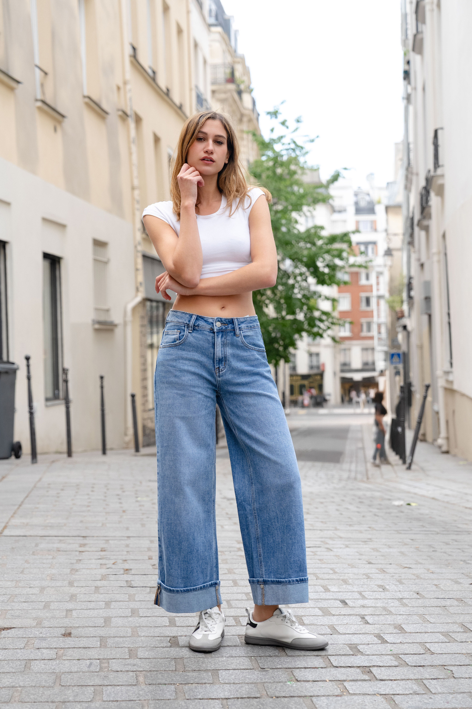 Wholesaler Miss Bon - WIDE LEG JEANS WITH CUFFS AND SEQUINS