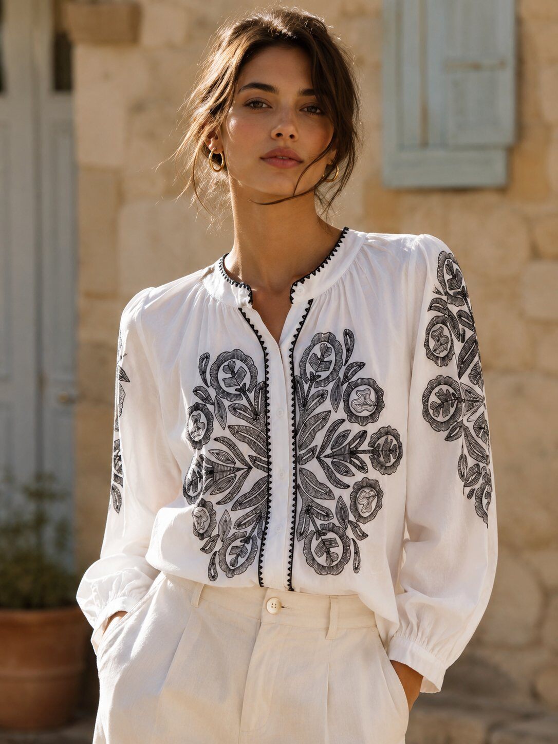 Mayorista Miss Charm - Blusa blanca con bordado azul marino