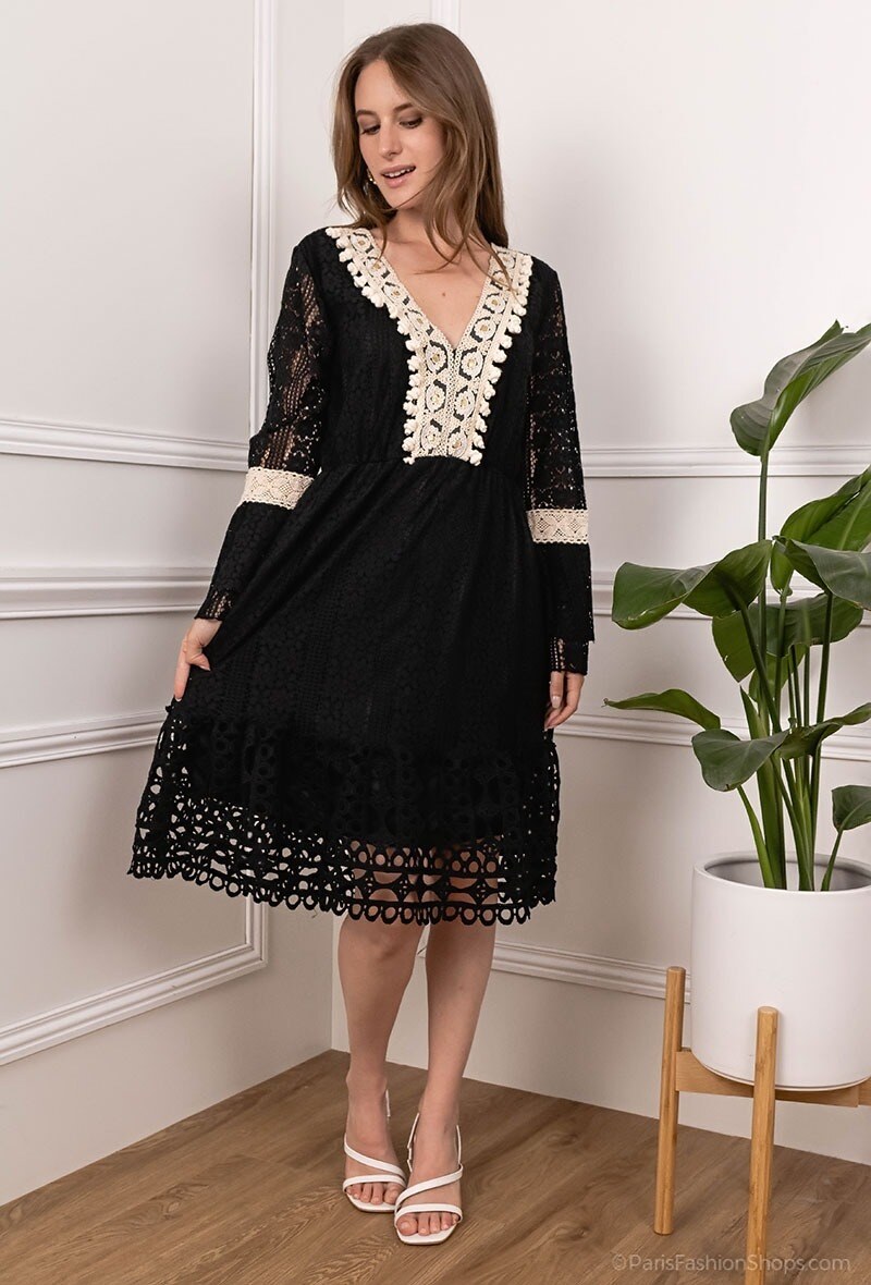 Grossiste Miss Charm - Robe dentelle brodée à pompons