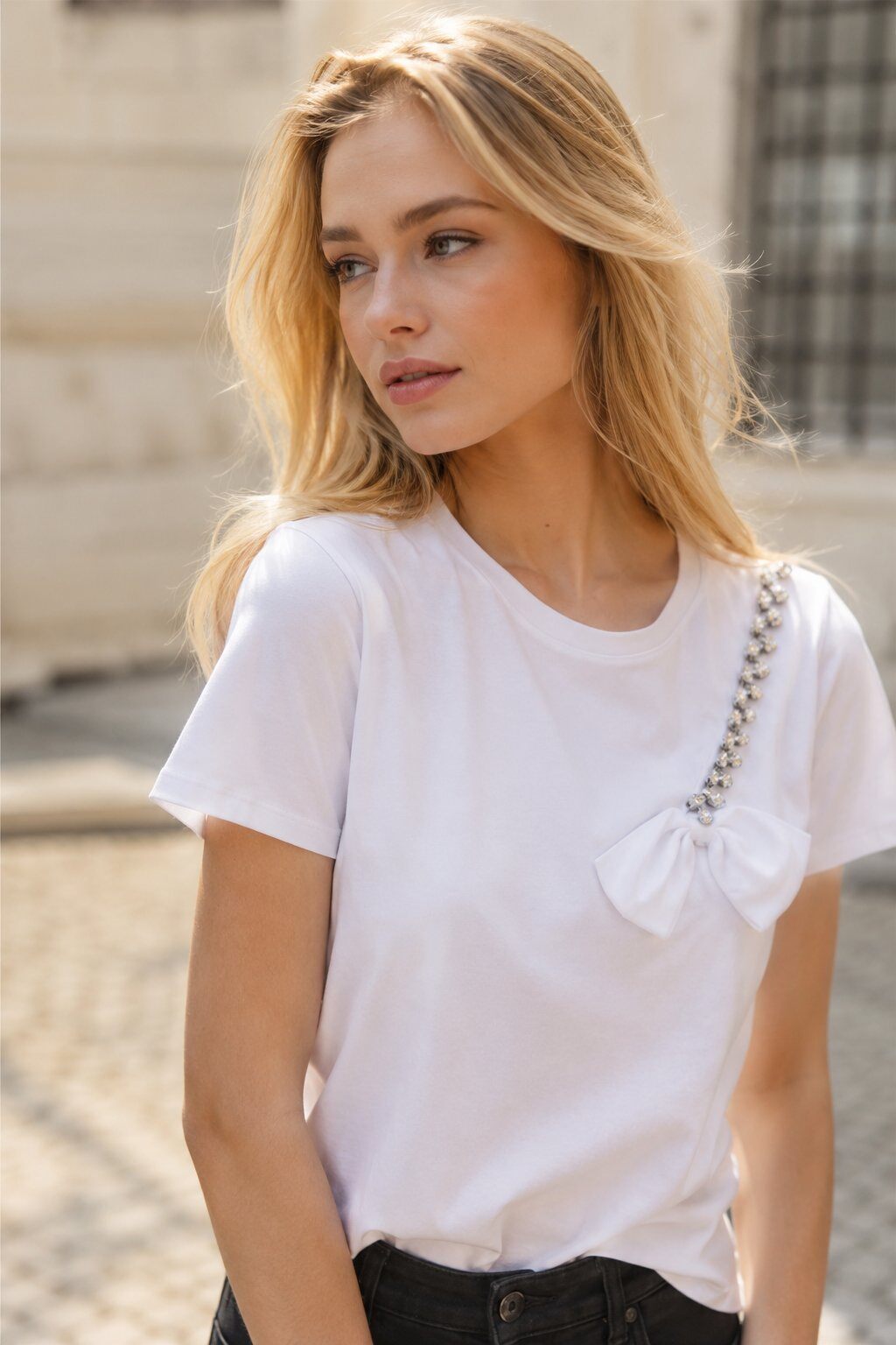 Grossiste Miss Charm - T-shirt noir élégant à nœud satiné et strass