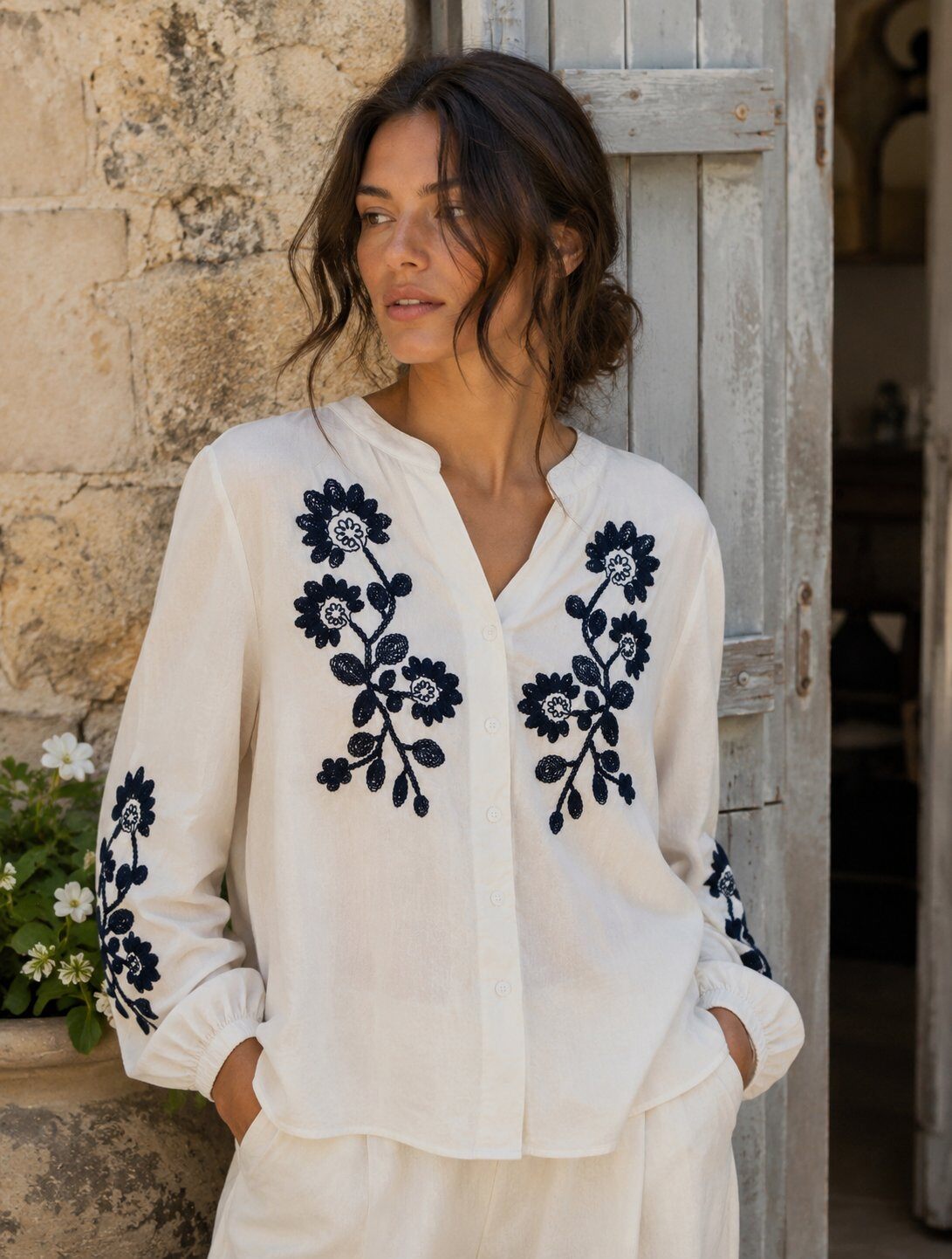 Mayorista Miss Charm - Blusa azul marino bordada con flores blancas