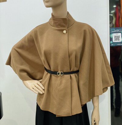 Grossiste MISS KOKO - cape élégante avec la ceinture Grossiste MISS KOKO - cape élégante avec la ceinture