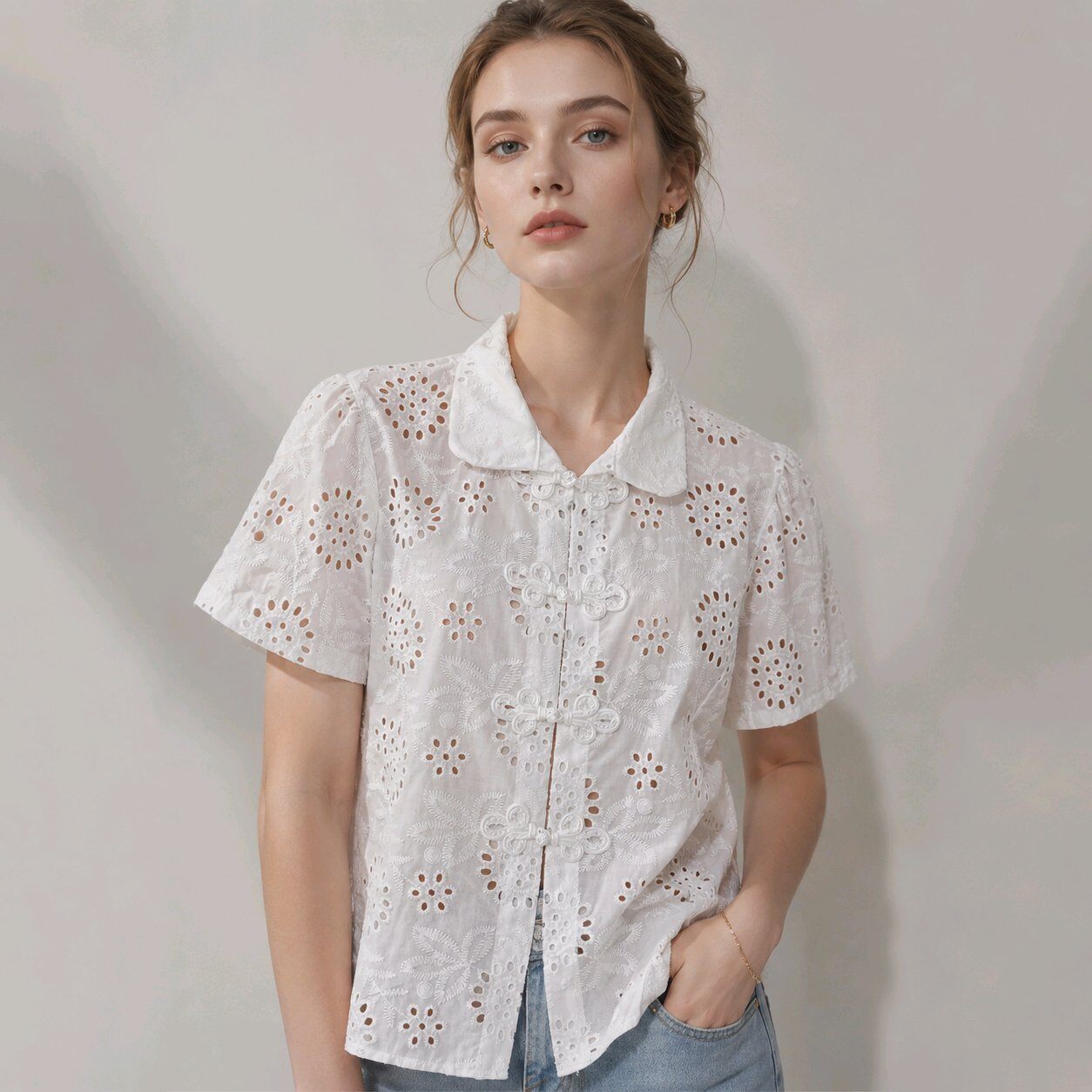 Grossiste MISS KOKO - Chemisier blanc en broderie anglaise avec fermeture à brandebourgs